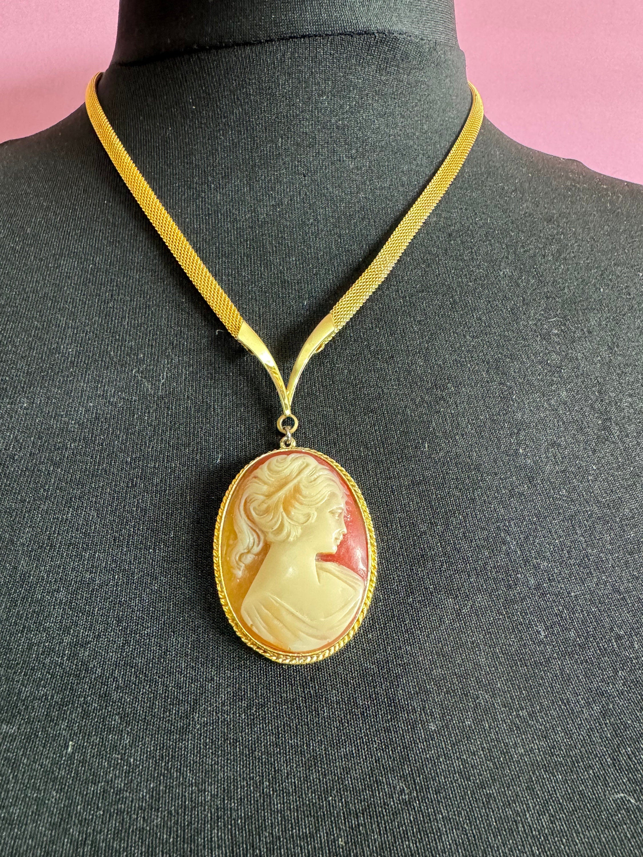 Vintage sphinx 1970s gold tone mesh chain resin oval CAMEO necklace pendant