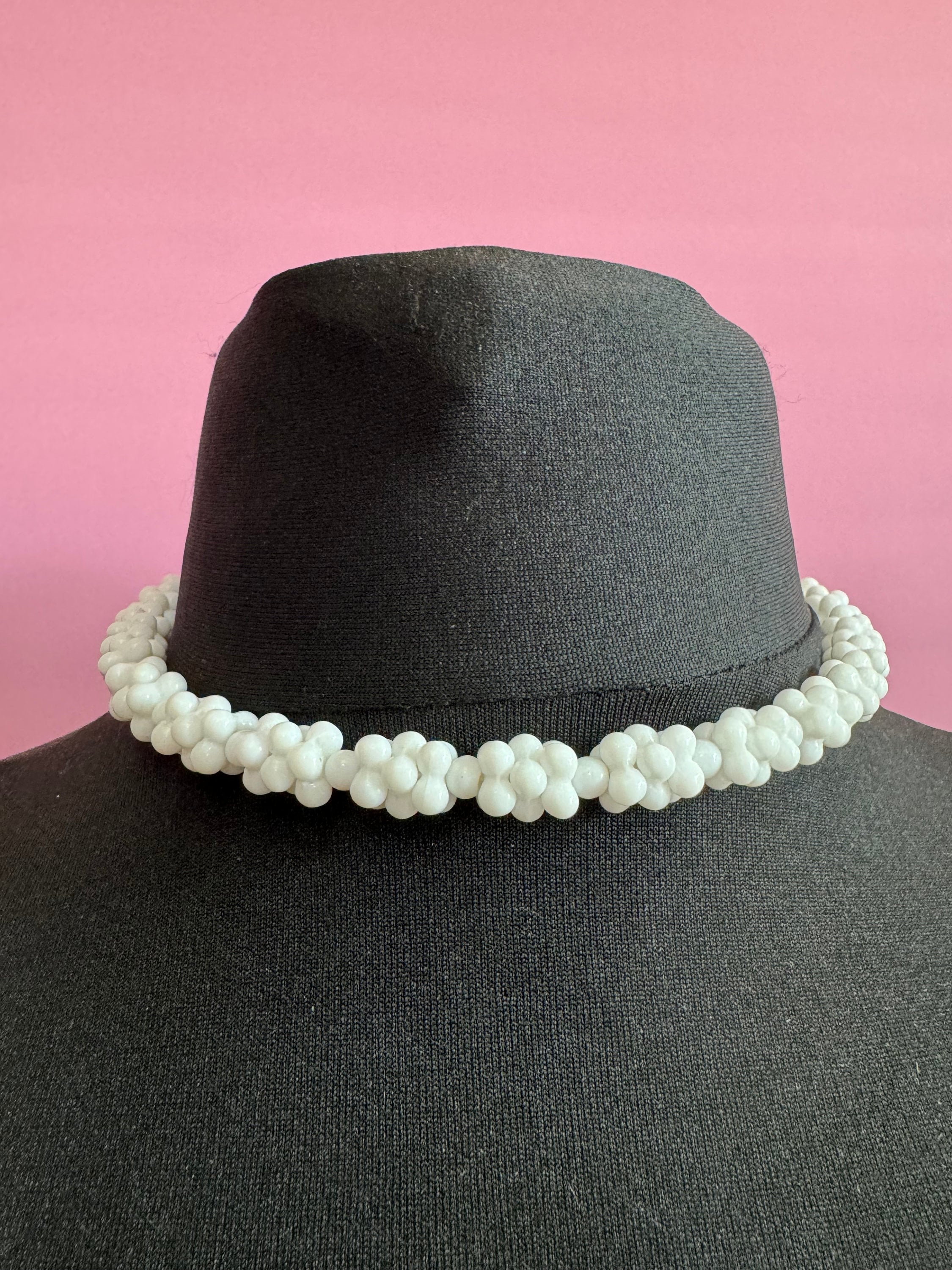 Vintage White milk glass beaded necklace 42cm