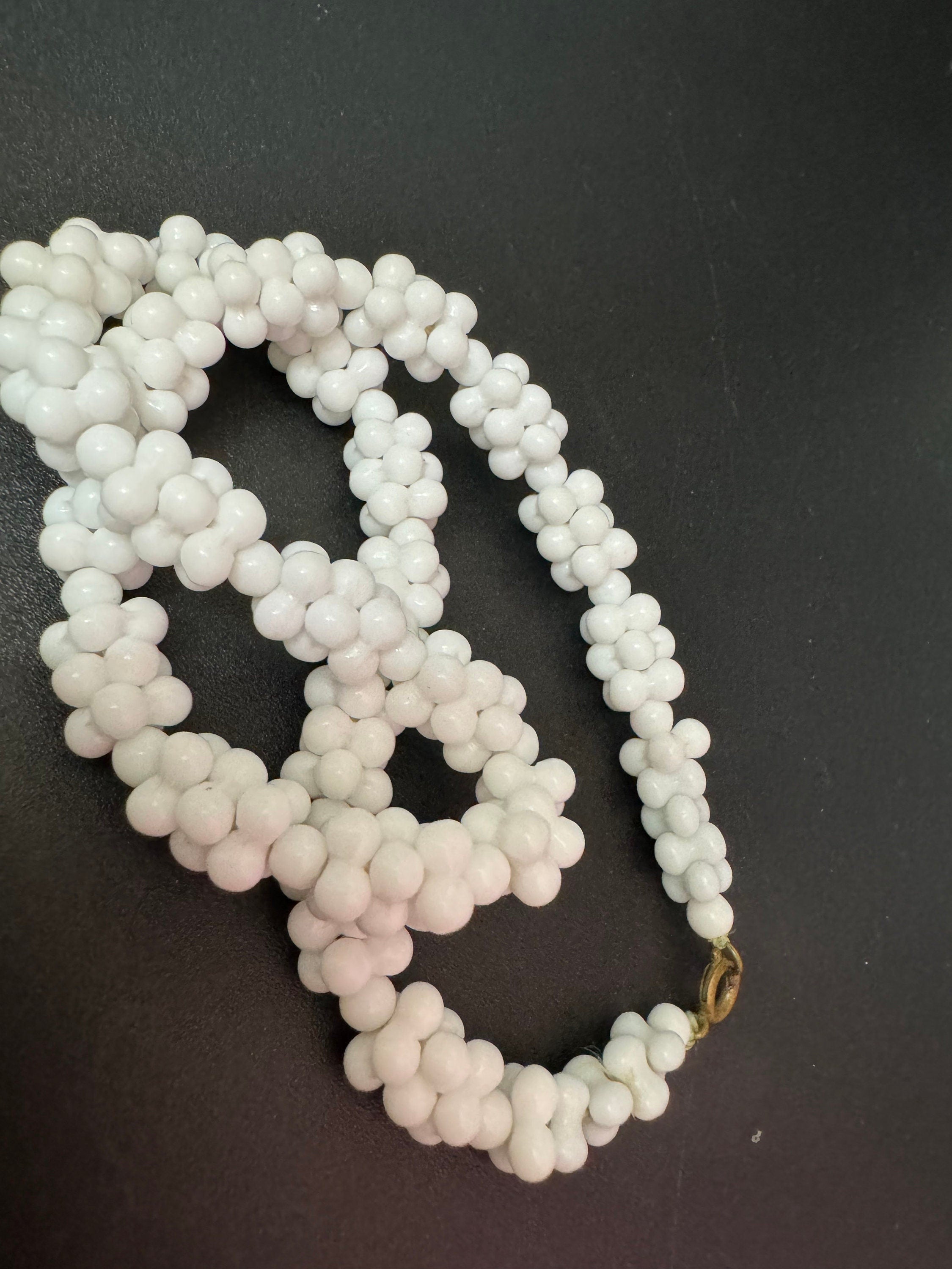 Vintage White milk glass beaded necklace 42cm