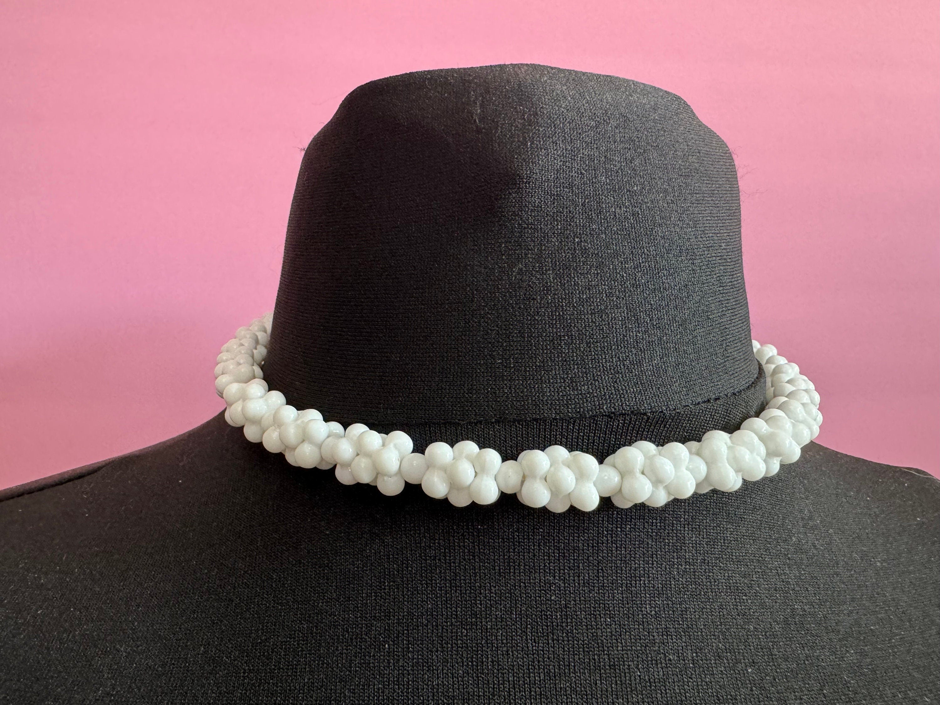 Vintage White milk glass beaded necklace 42cm