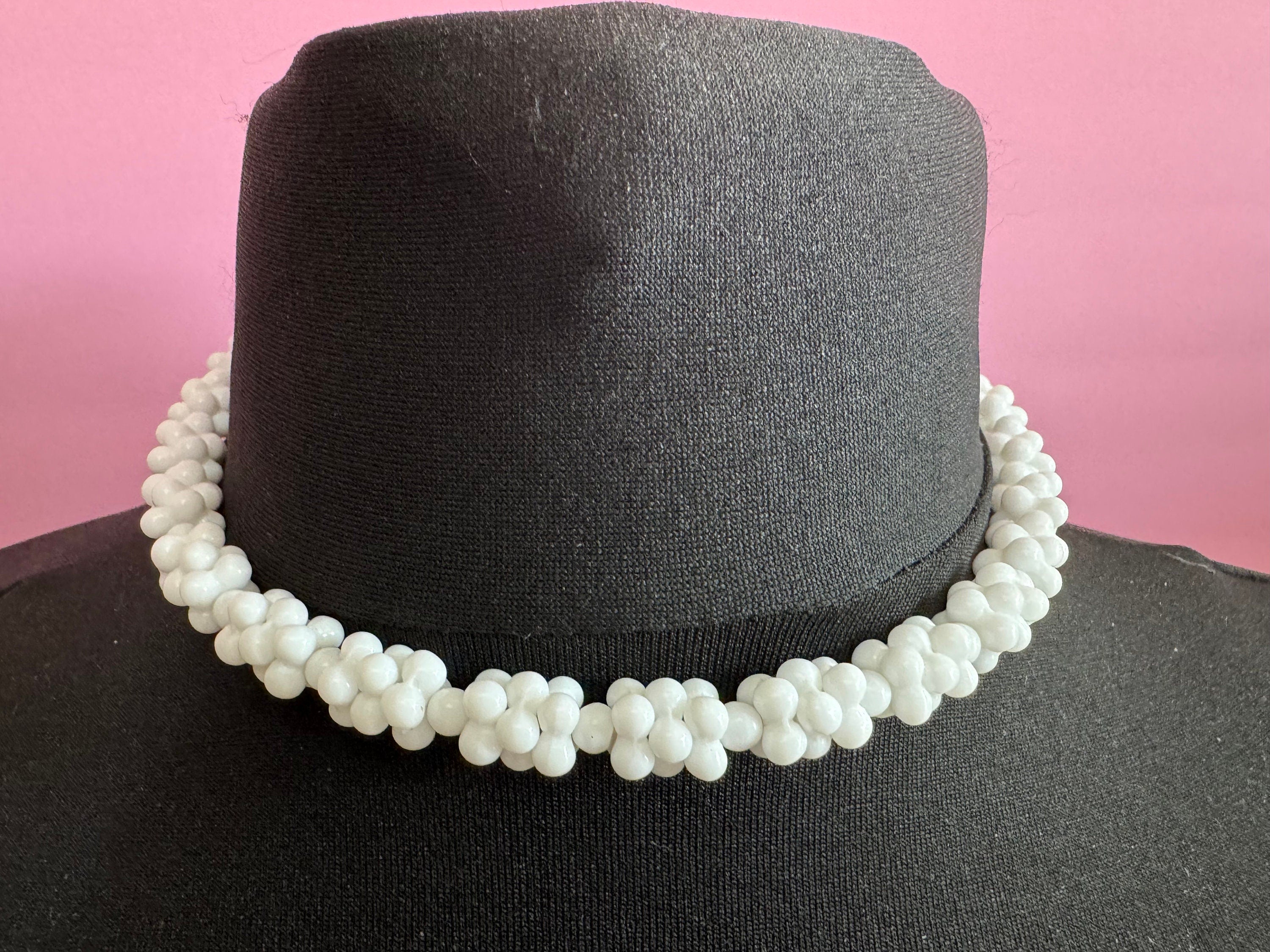 Vintage White milk glass beaded necklace 42cm