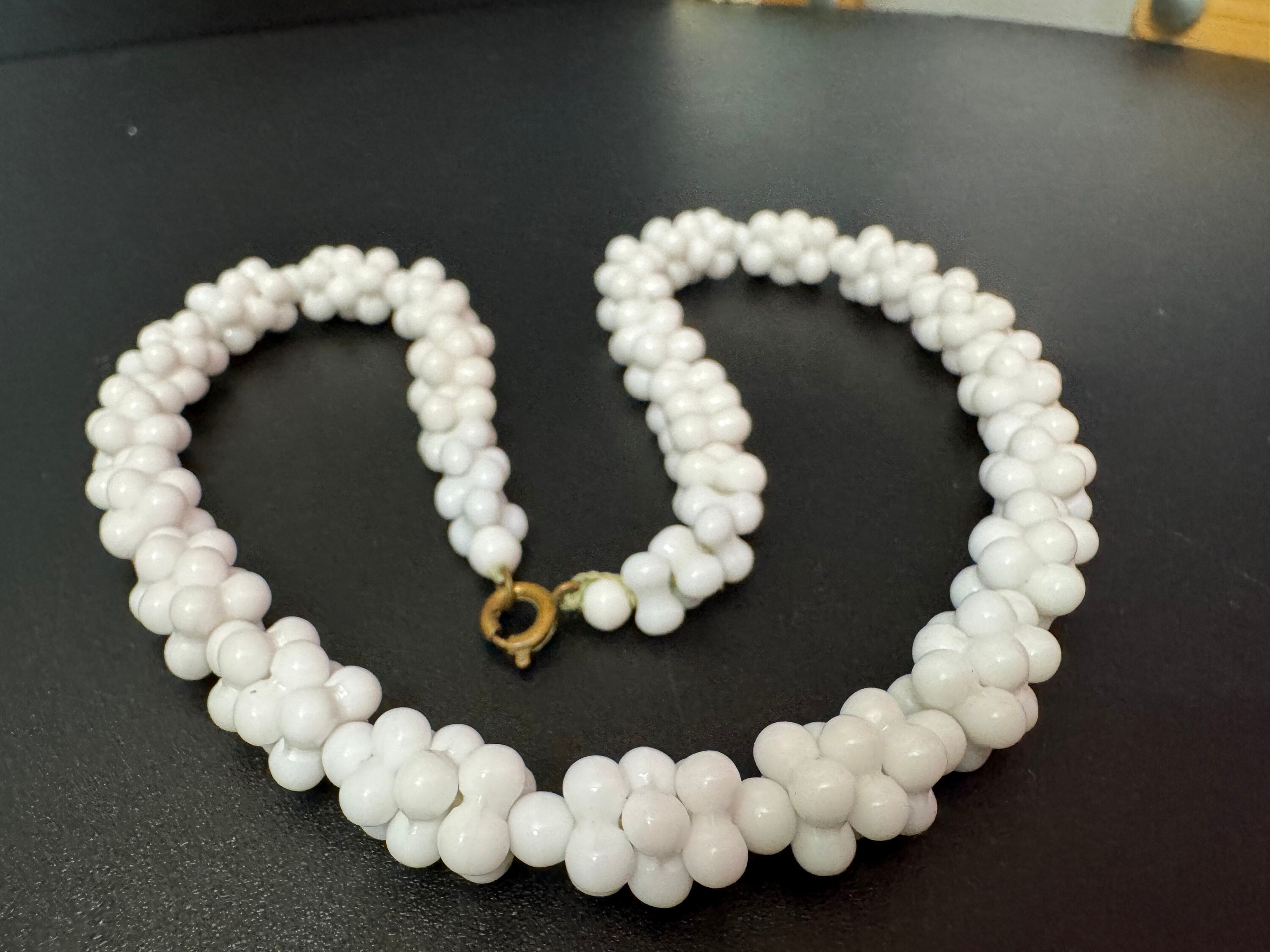 Vintage White milk glass beaded necklace 42cm