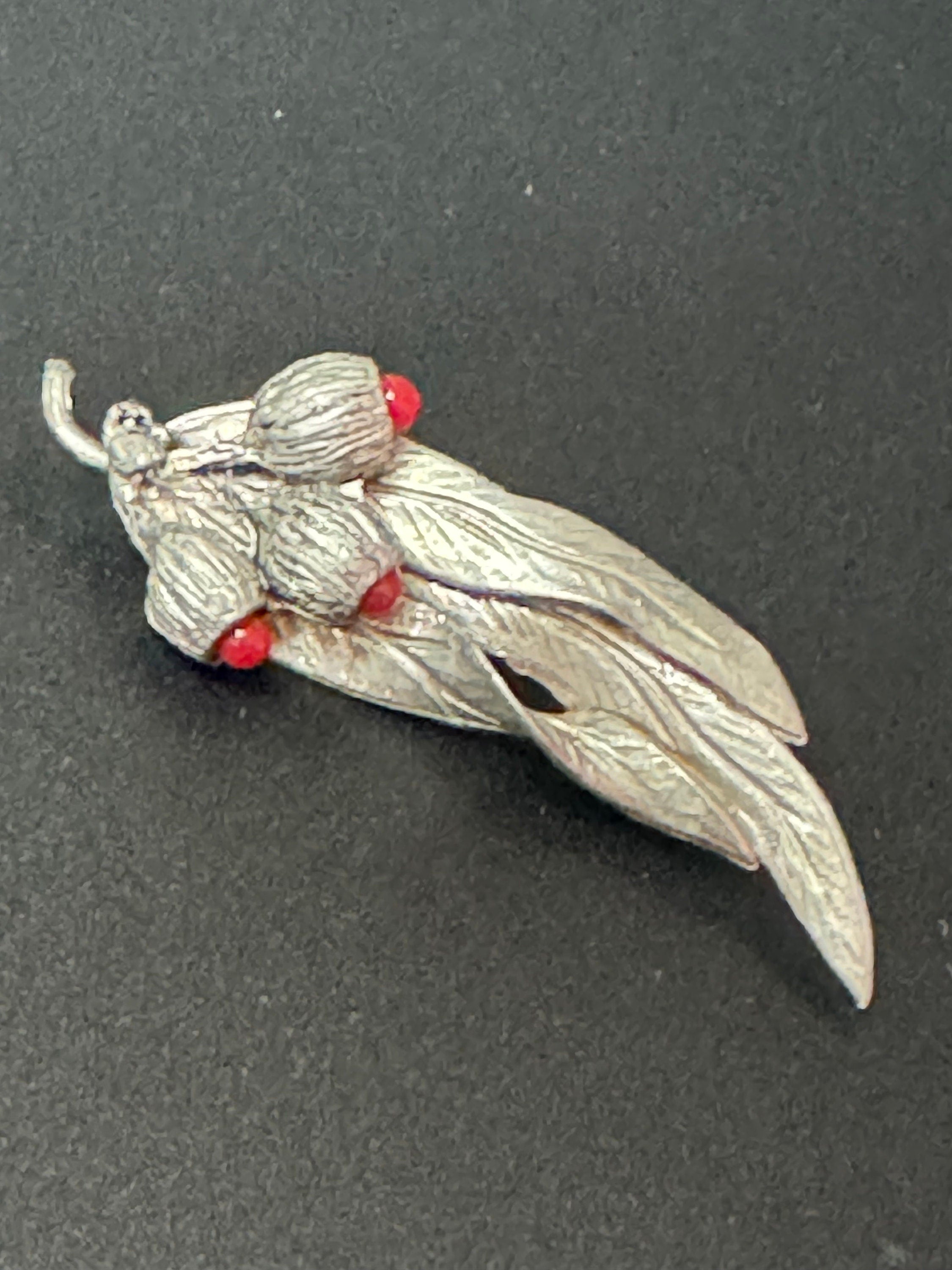 6cm vintage silver tone textured brush metal leaf brooch with red very cabochons large