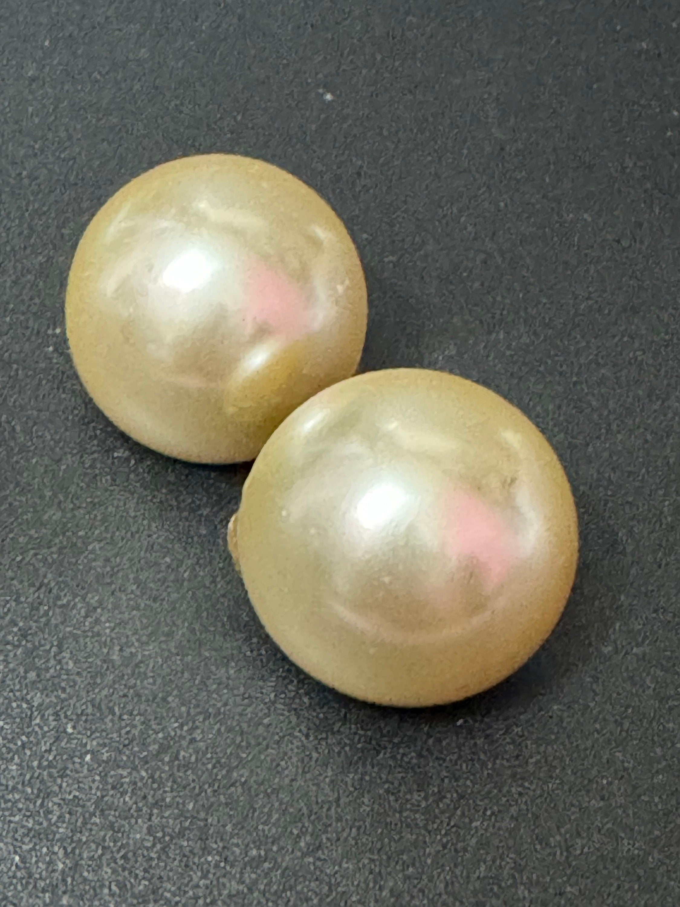 Vintage 2.5cm faux plastic pearl cabochon domed clip on earrings