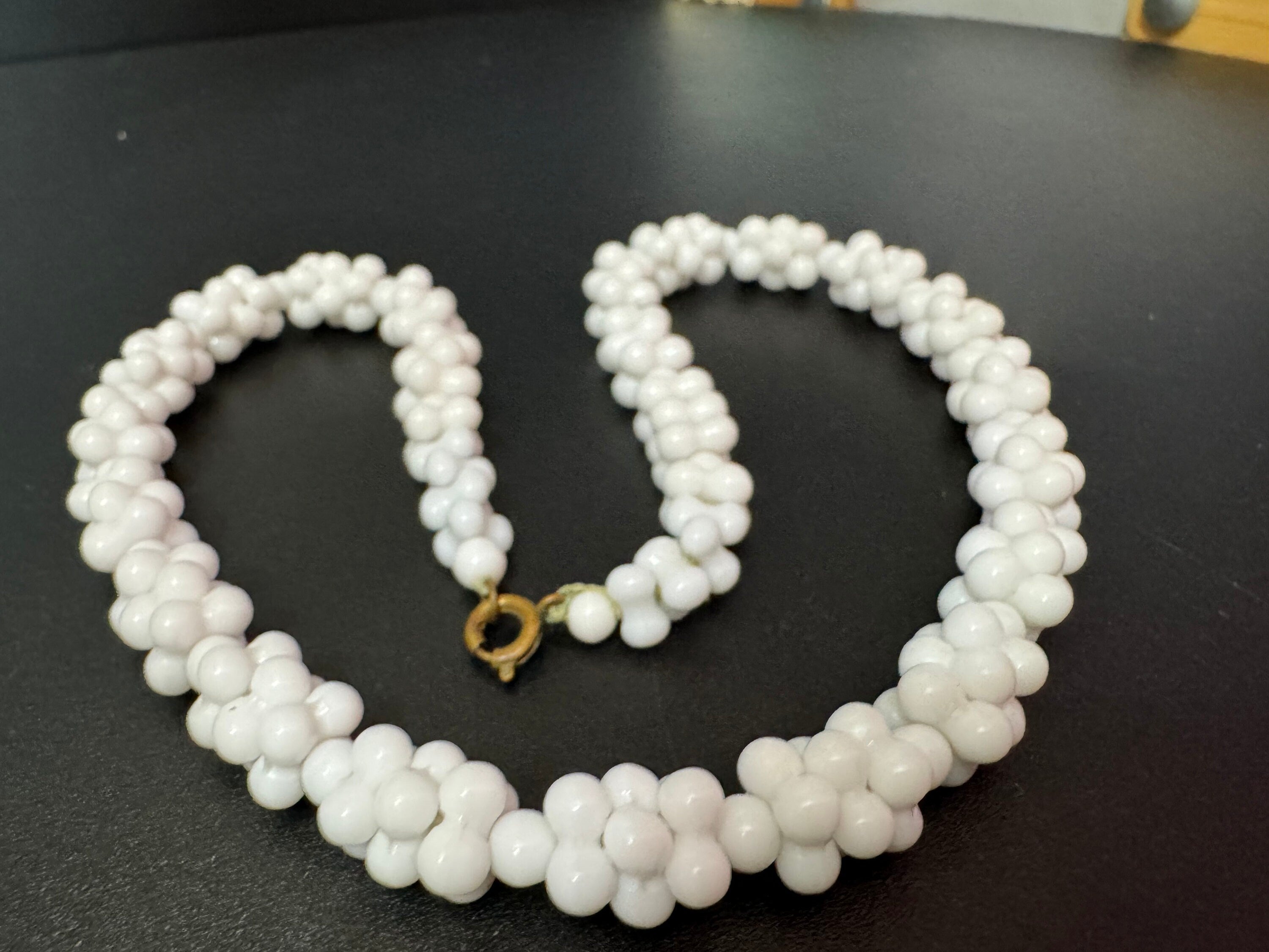 Vintage White milk glass beaded necklace 42cm