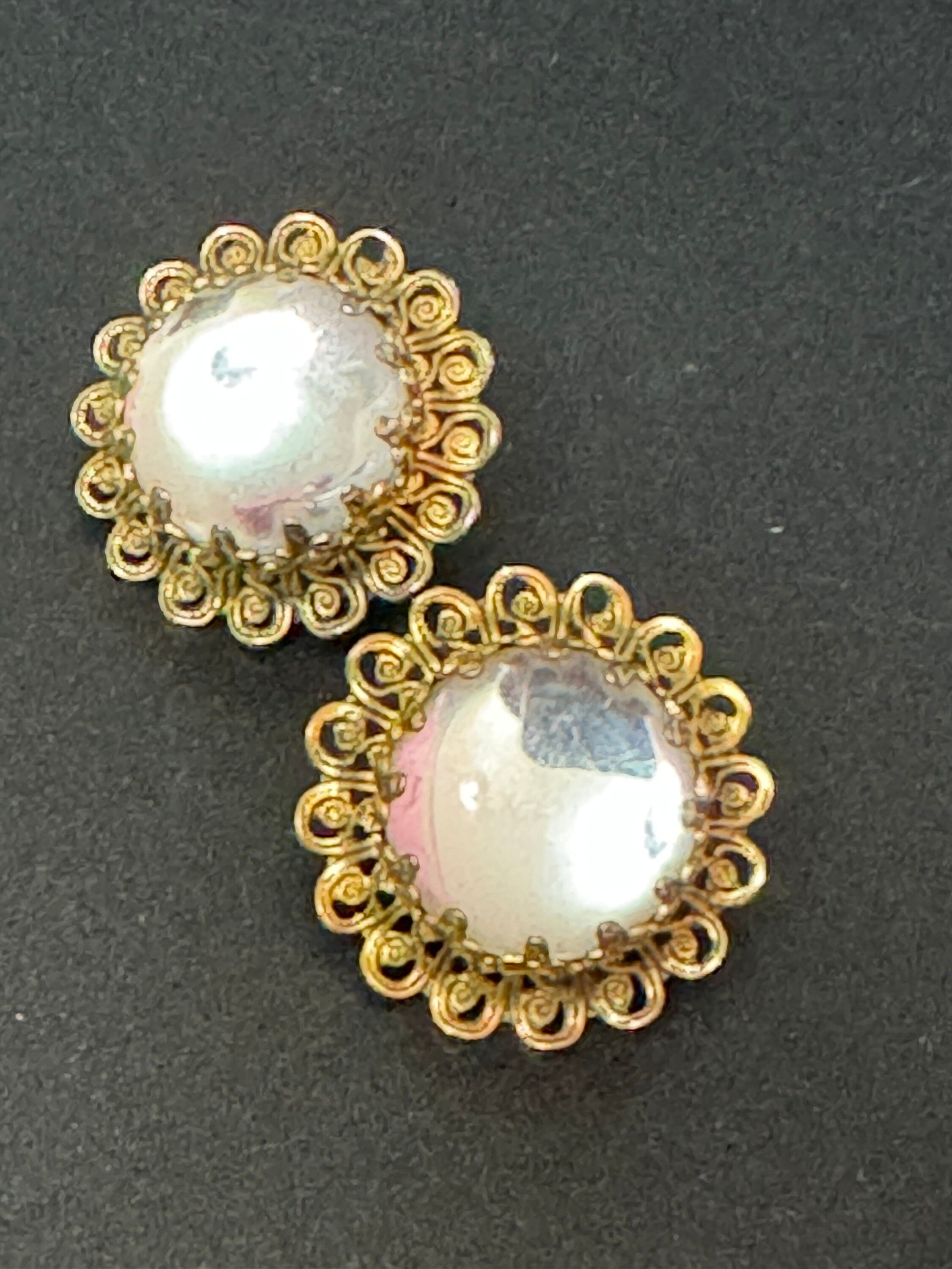 Faux pools of light acrylic cabochon gold tone filigree round clip on earrings 2.5cm