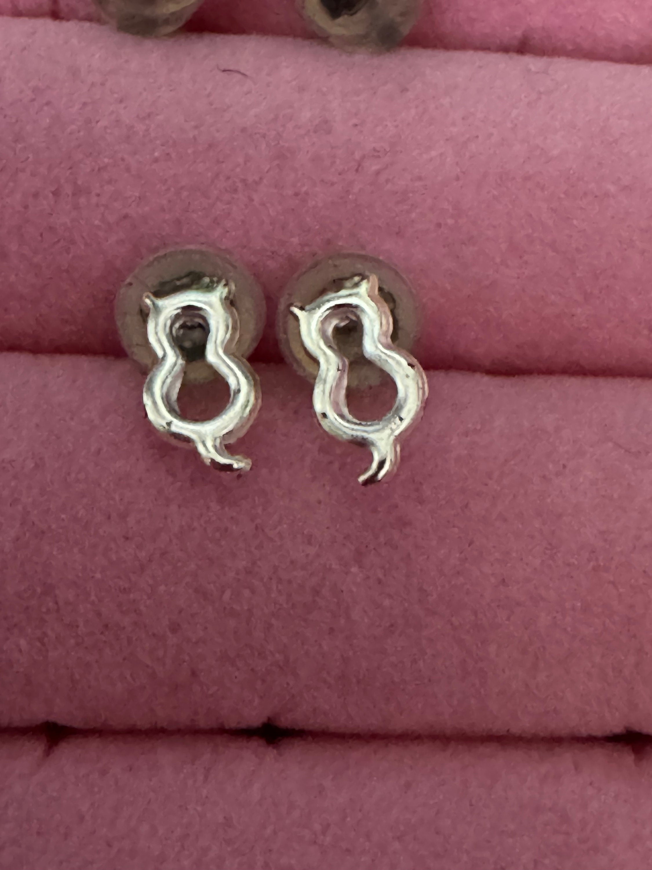 Novelty retro 925 Sterling silver small pussy cat stud earrings pierced