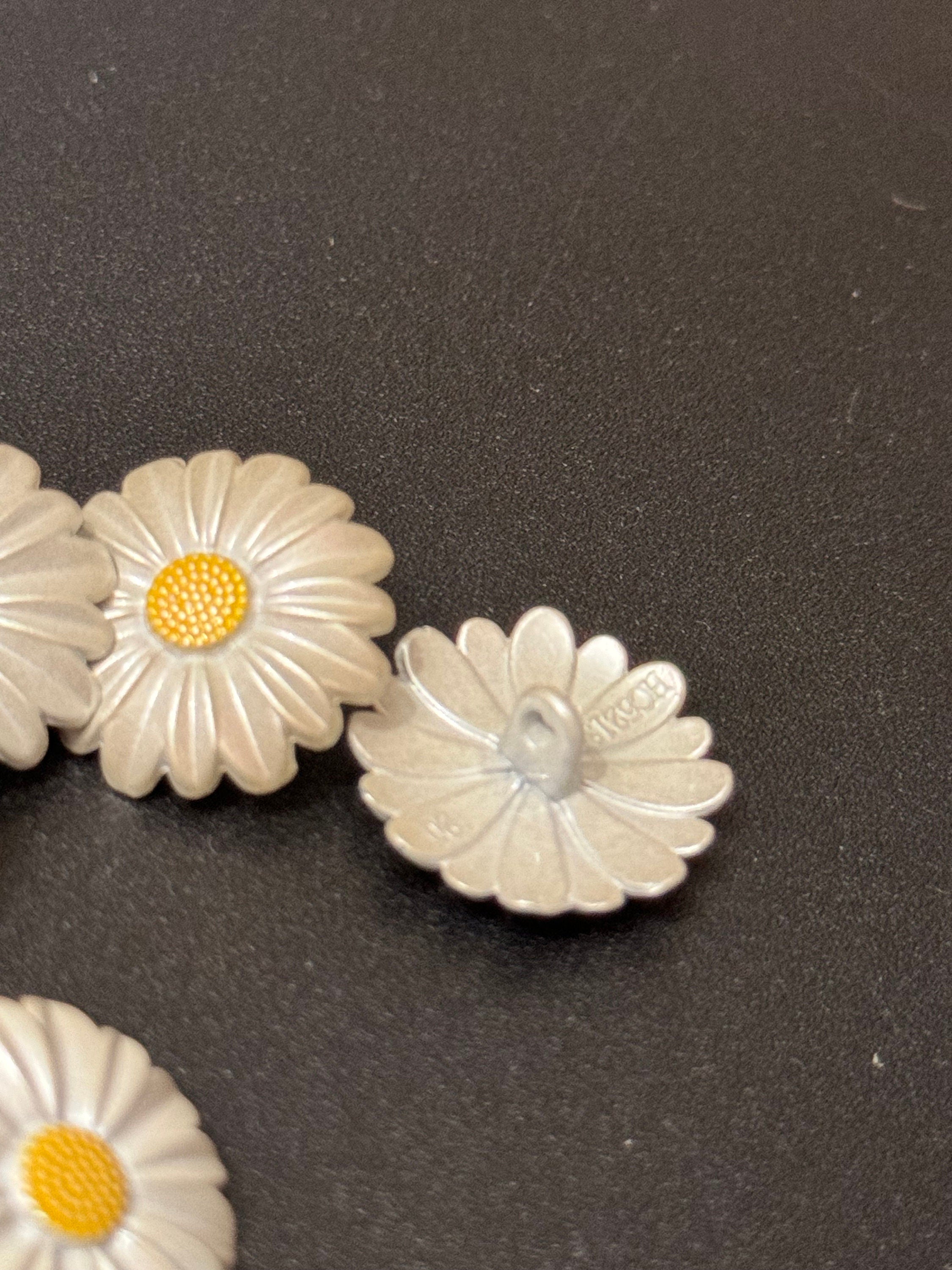 Pack 5 20mm white pearl used enamel cute white yellow daisy flower Matt silver tone buttons ideal blazer cardigan metal including shank