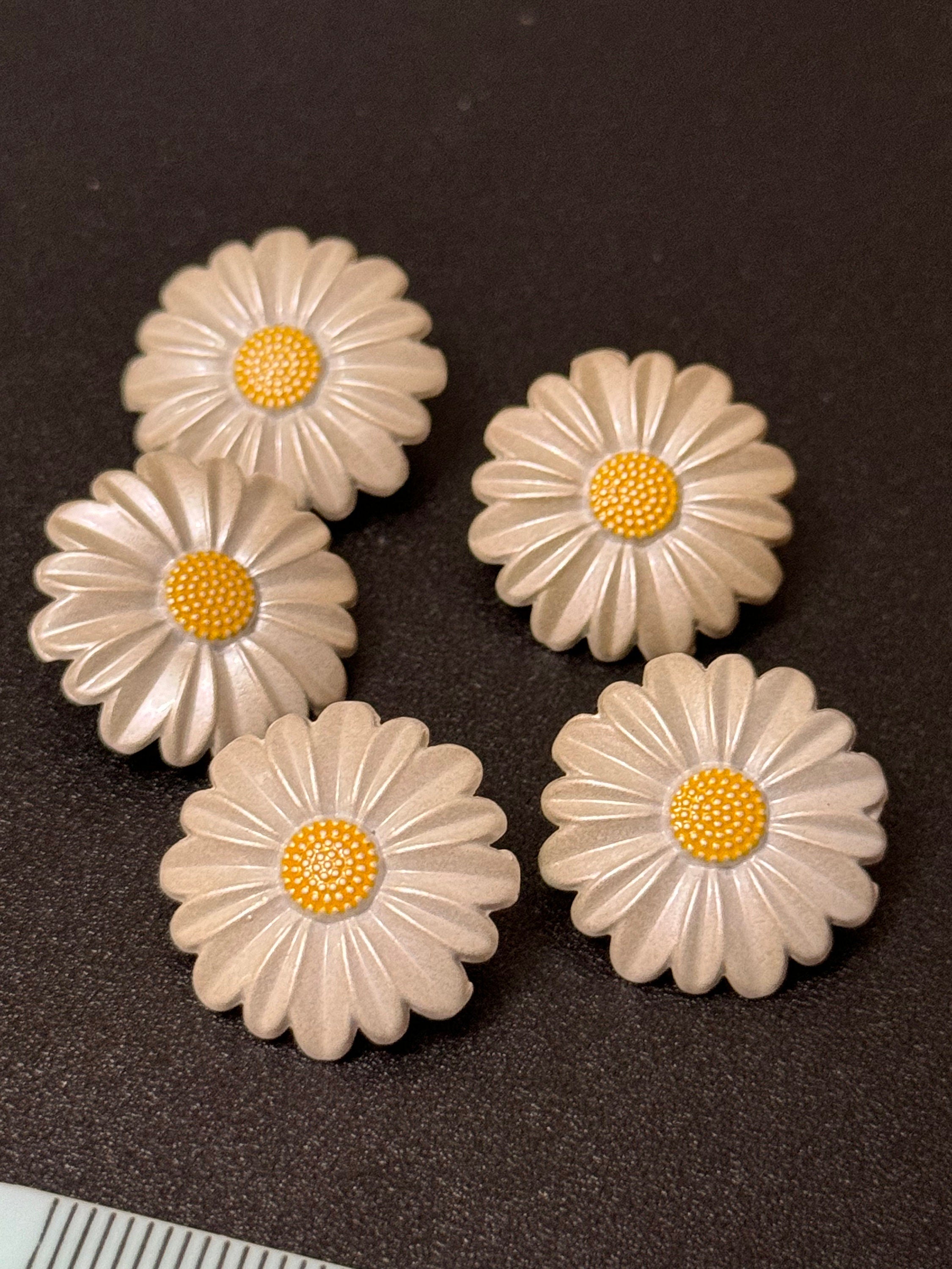 Pack 5 20mm white pearl used enamel cute white yellow daisy flower Matt silver tone buttons ideal blazer cardigan metal including shank