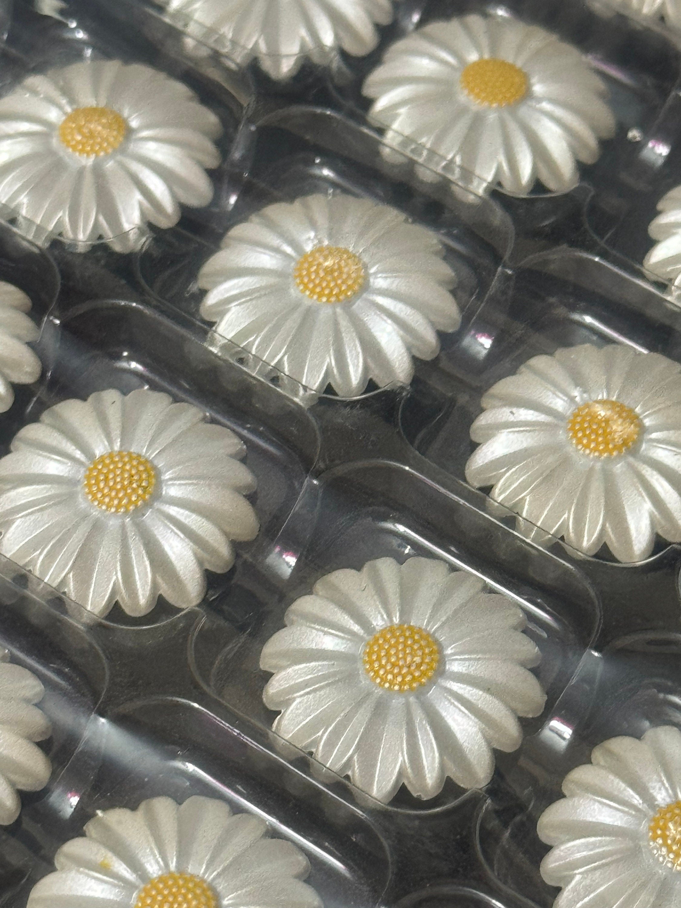 Pack 5 20mm white pearl used enamel cute white yellow daisy flower Matt silver tone buttons ideal blazer cardigan metal including shank