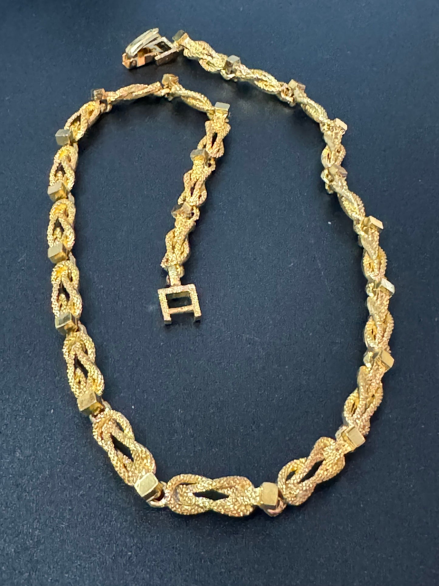 44cm long 1980s thick gold tone fancy reef knot link chain link collar necklace