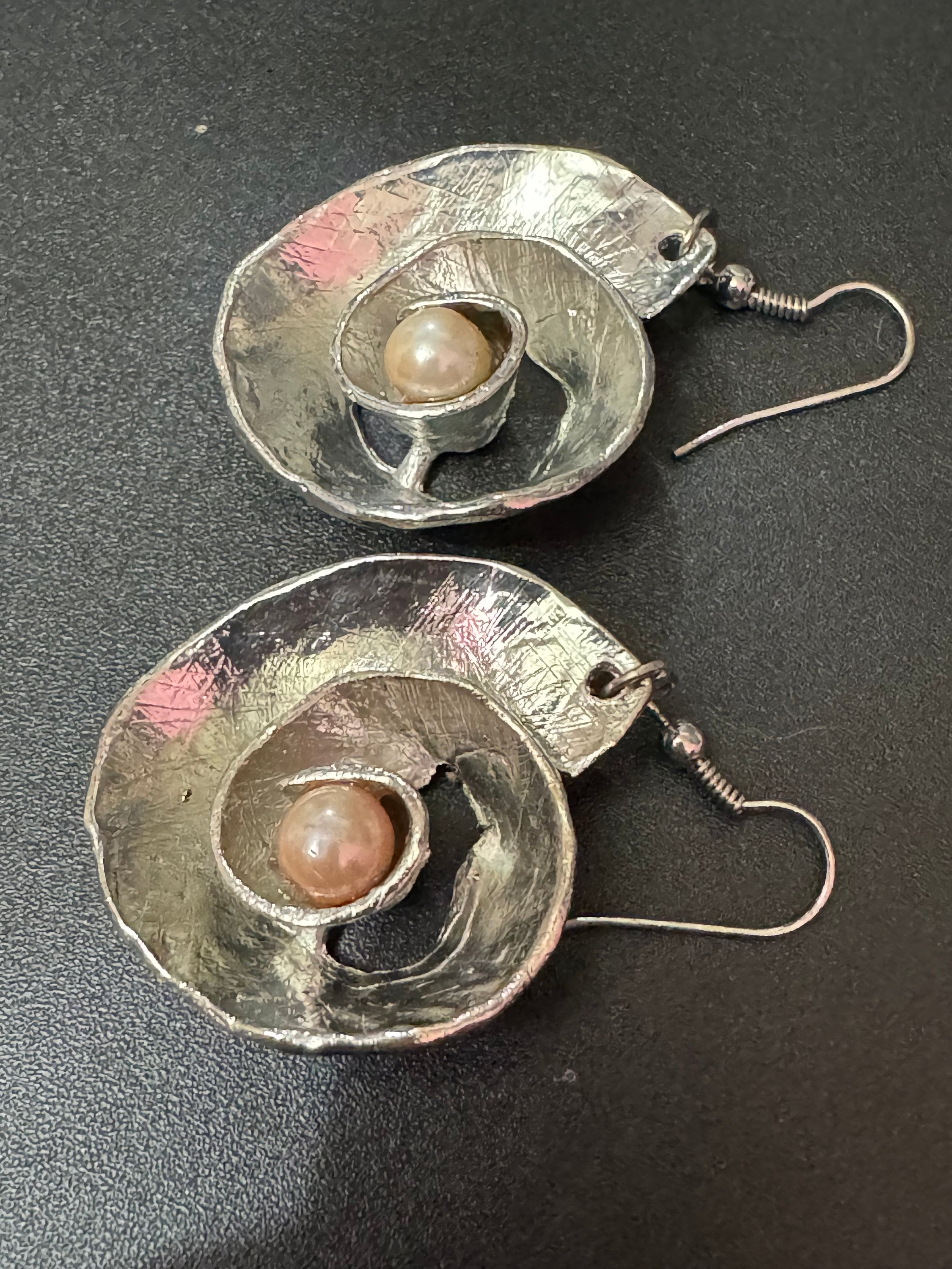 Vintage Silver tone abstract Seashell with pearl dangly drop earrings pierced ears