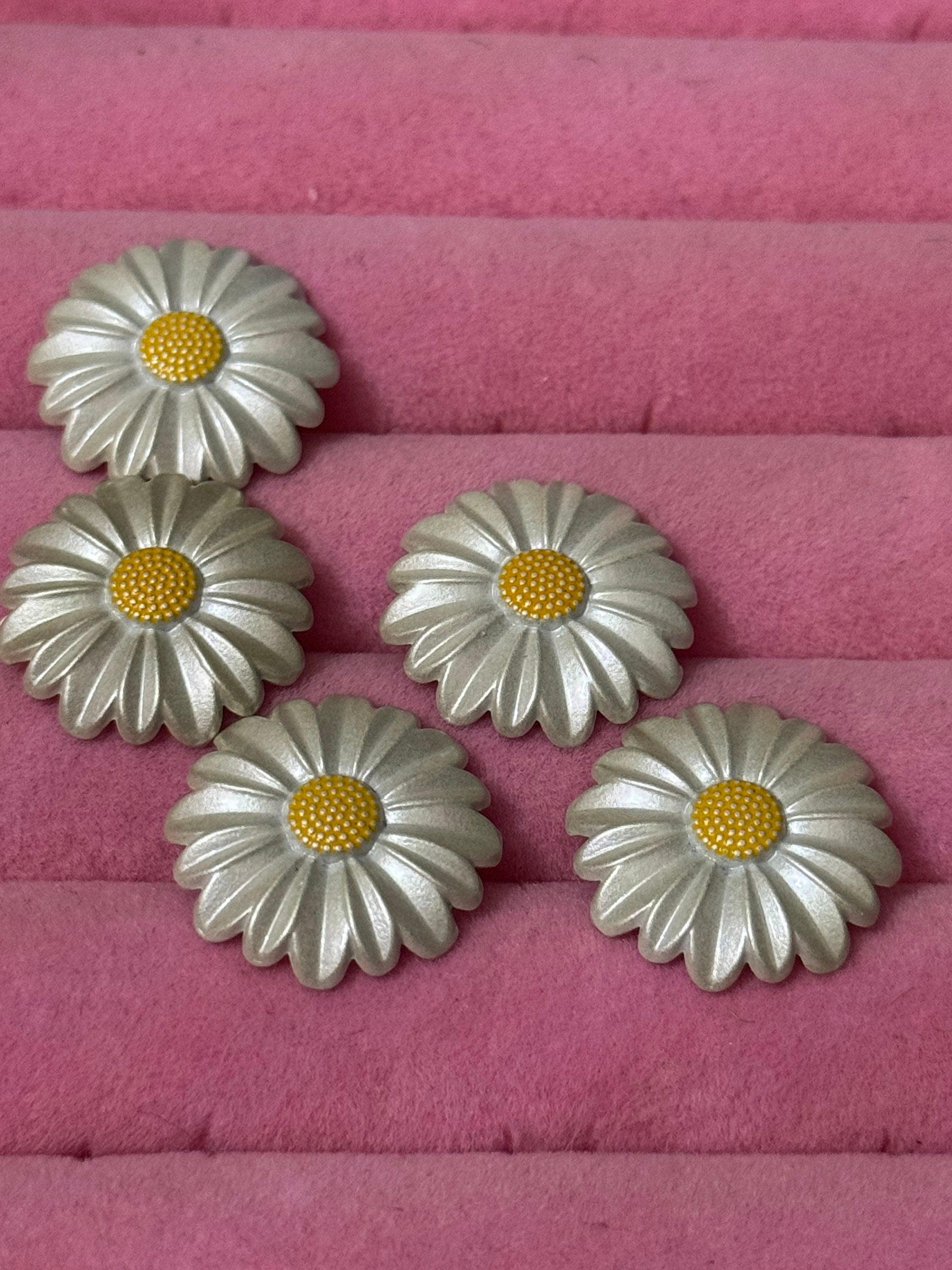 Pack 5 20mm white pearl used enamel cute white yellow daisy flower Matt silver tone buttons ideal blazer cardigan metal including shank