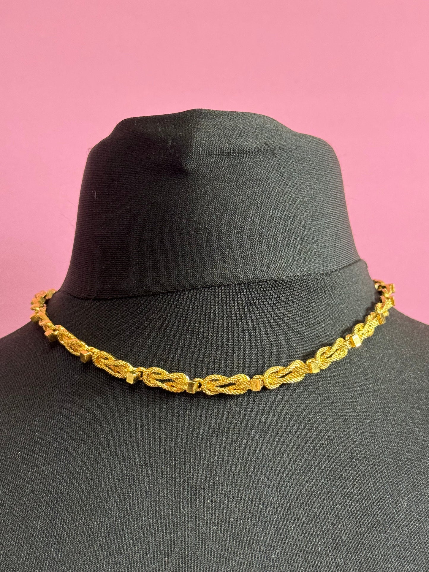 44cm long 1980s thick gold tone fancy reef knot link chain link collar necklace