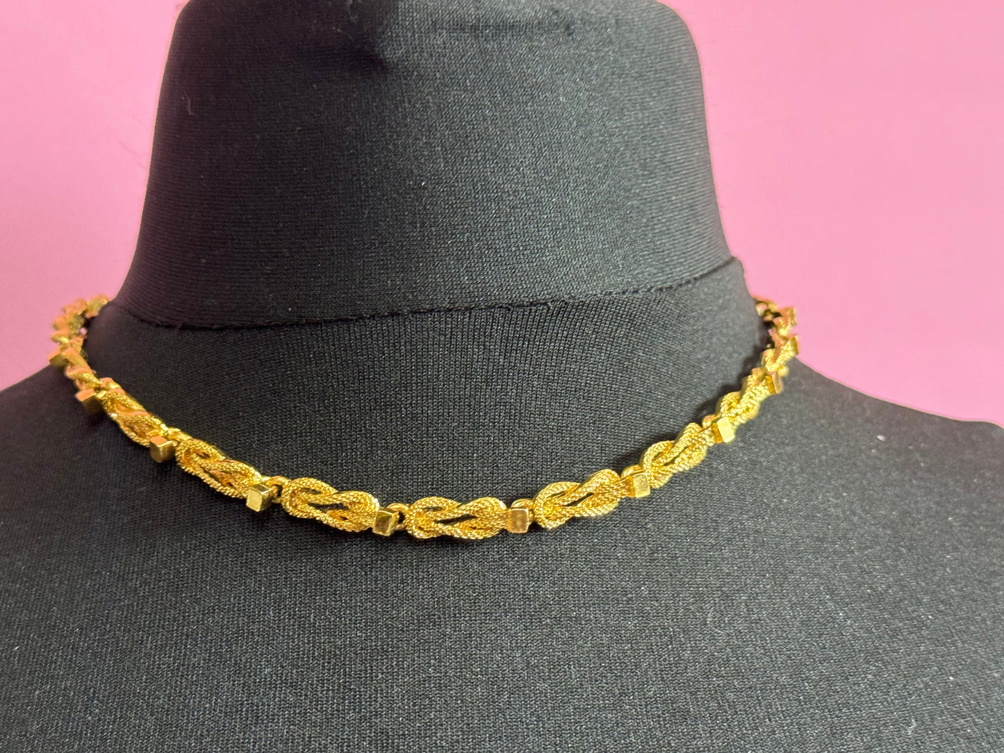 44cm long 1980s thick gold tone fancy reef knot link chain link collar necklace