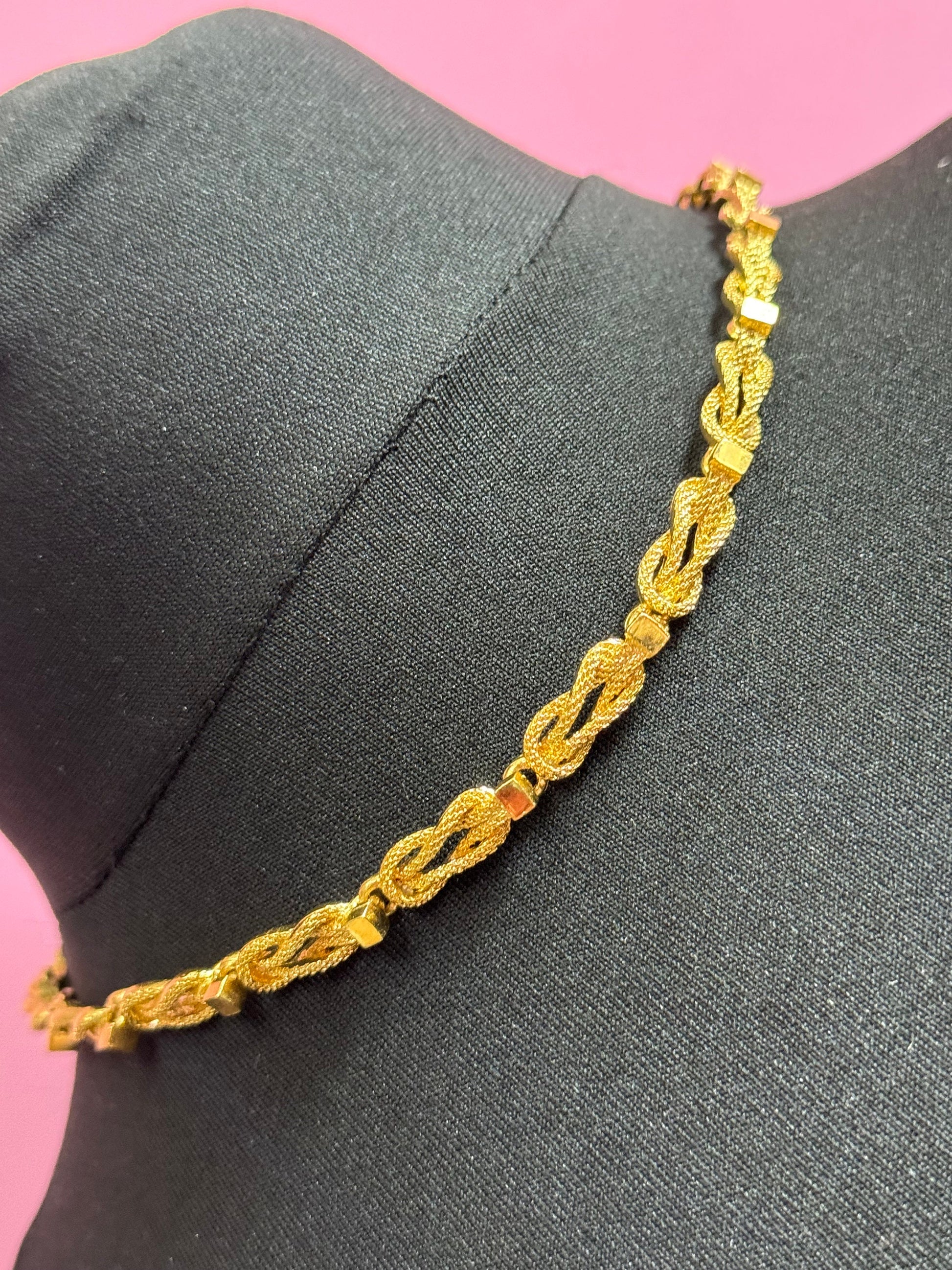 44cm long 1980s thick gold tone fancy reef knot link chain link collar necklace