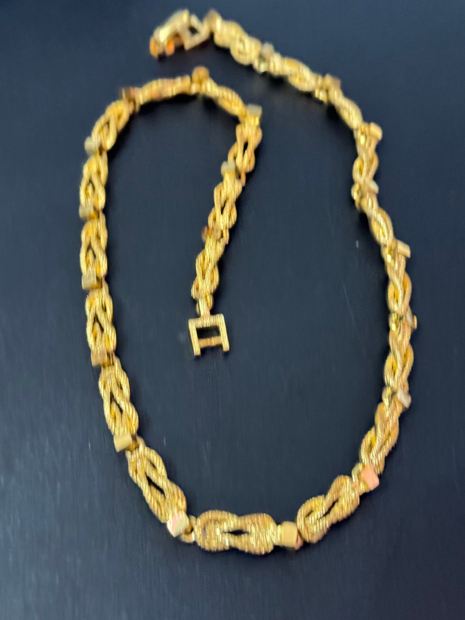 44cm long 1980s thick gold tone fancy reef knot link chain link collar necklace