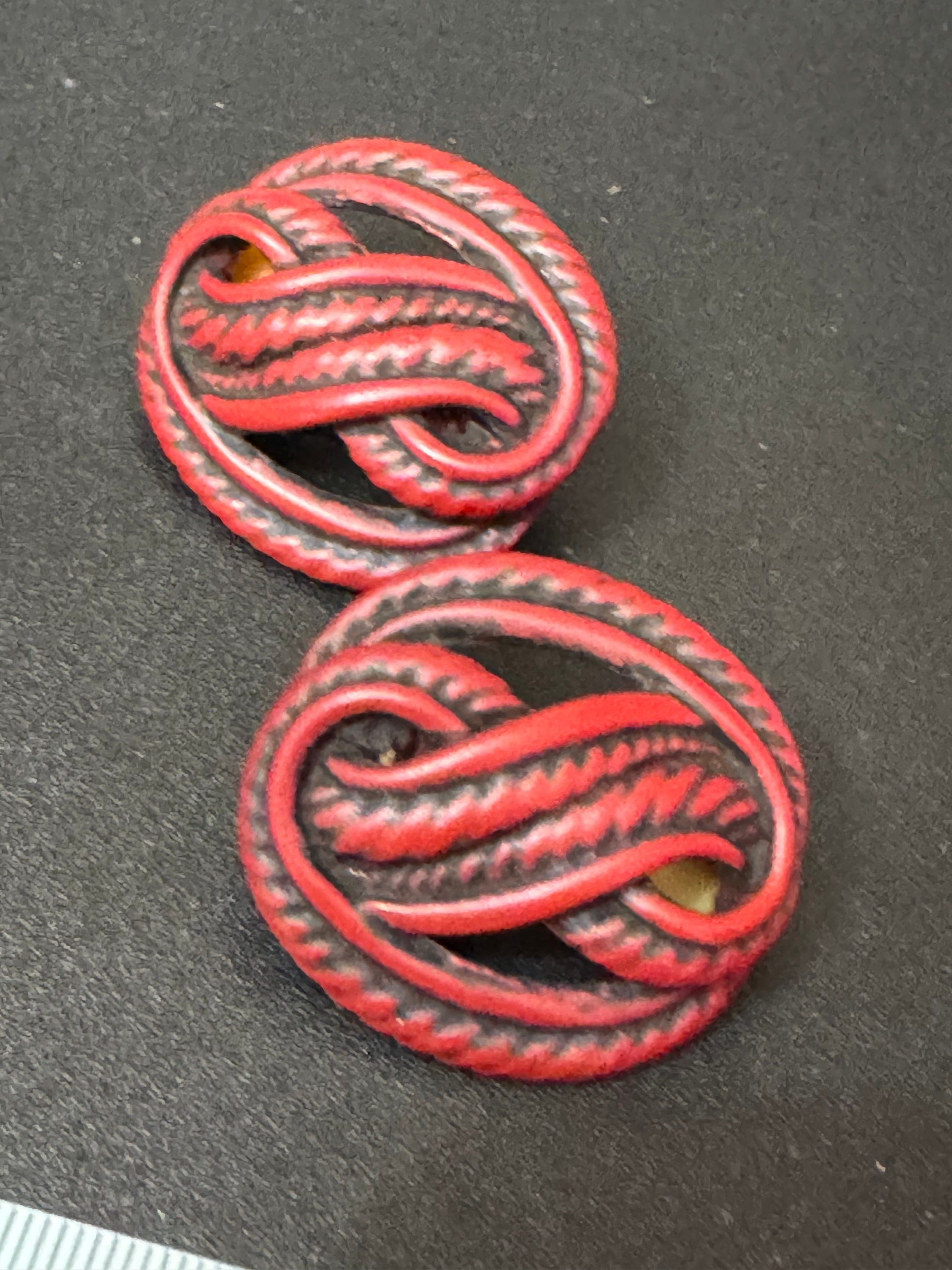 Vintage Retro High End Gold tone metal rope edge twisted blood red  clip on earrings