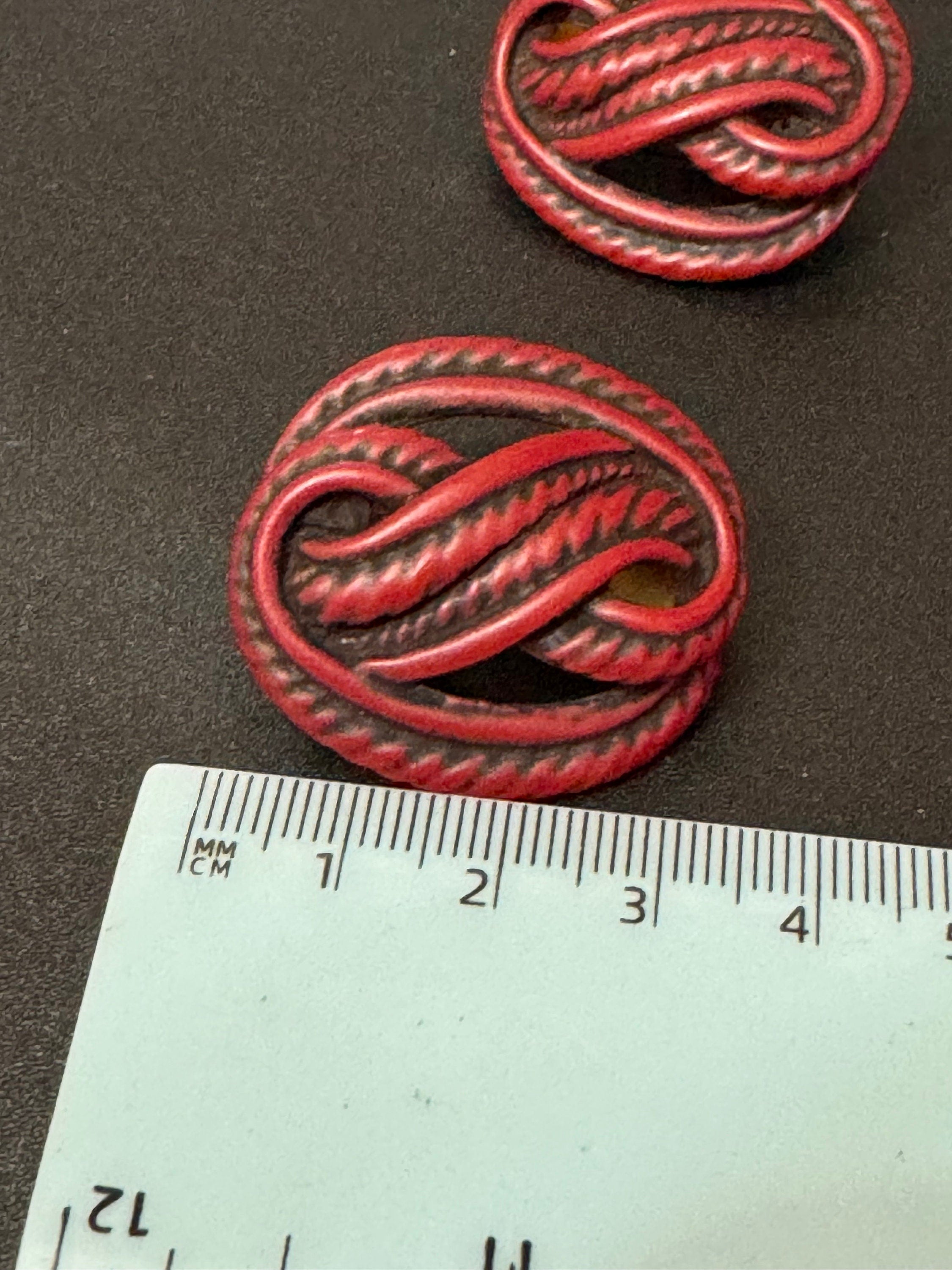 Vintage Retro High End Gold tone metal rope edge twisted blood red  clip on earrings