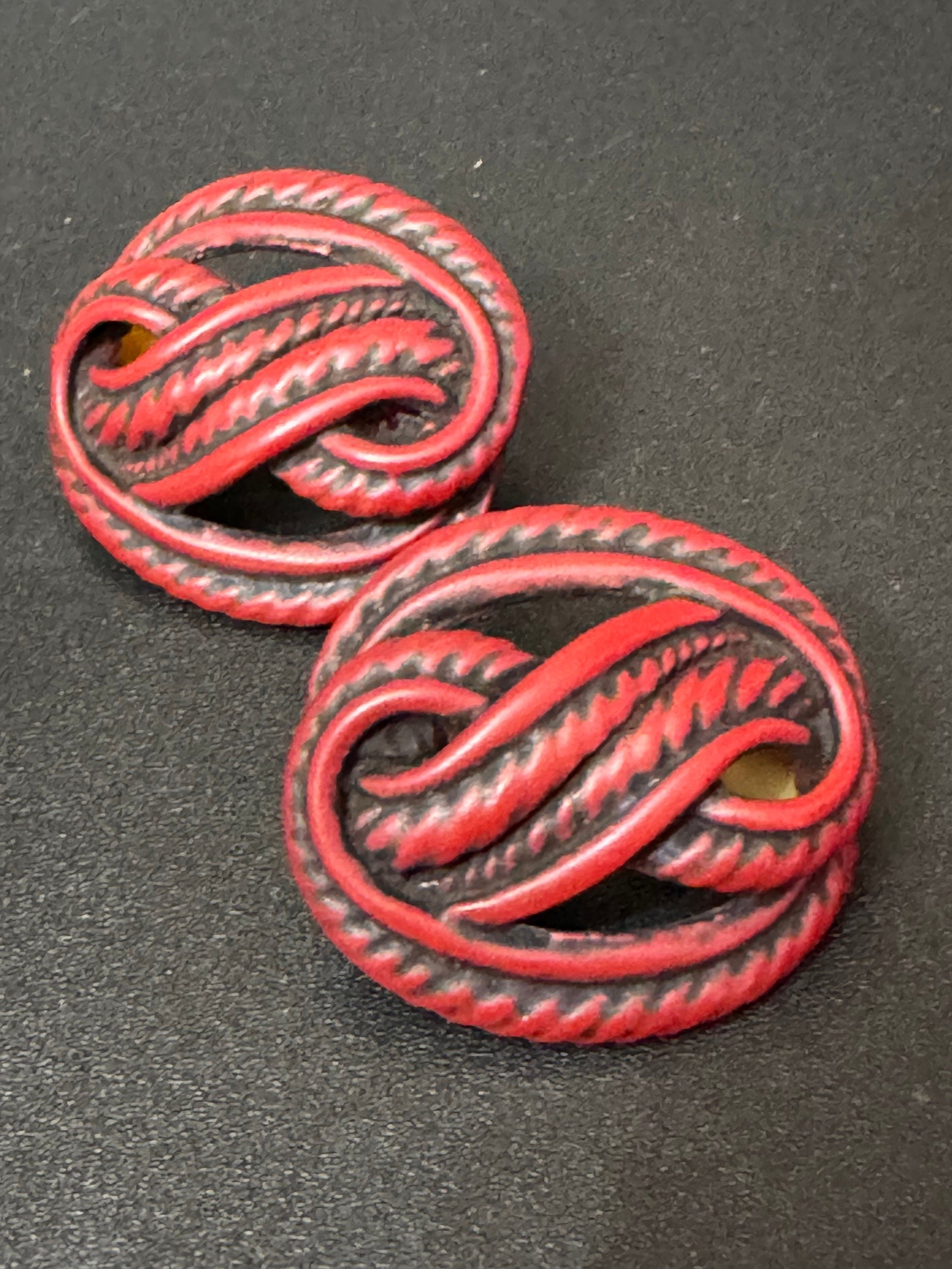 Vintage Retro High End Gold tone metal rope edge twisted blood red  clip on earrings