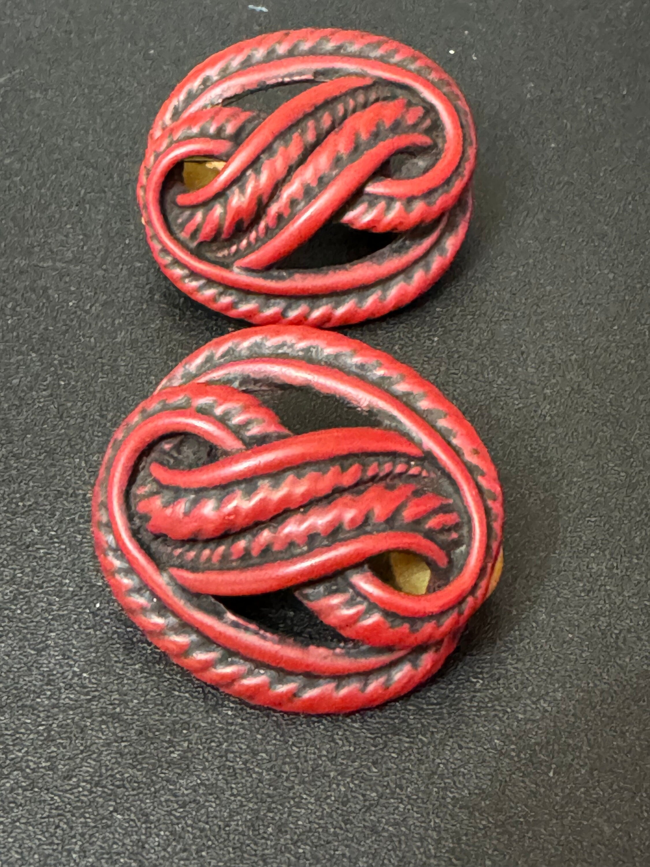 Vintage Retro High End Gold tone metal rope edge twisted blood red  clip on earrings