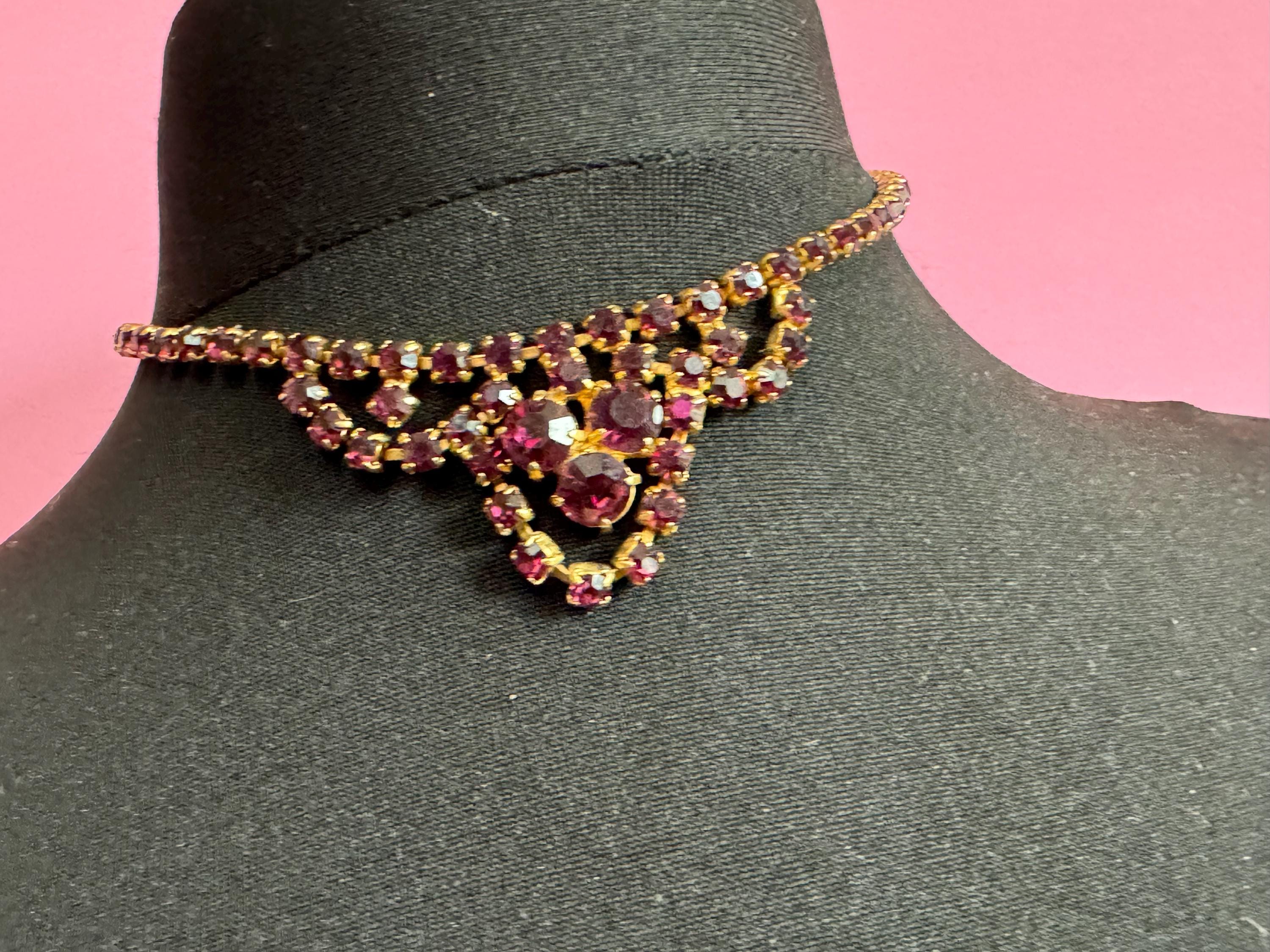 Petite 39.5 Vintage Amethyst Purple Glass Rhinestone Diamanté Paste bib Necklace Choker Mid Century 1950s 1960s Gold Tone Metal