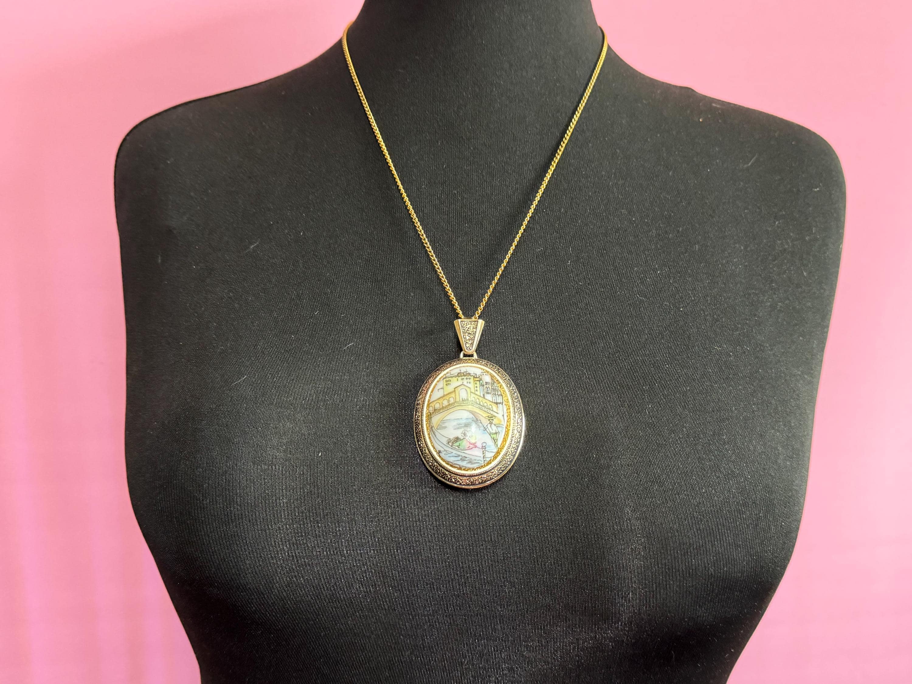 Mid century ceramic printed gondola under bridge Italian scene souvenir pendant necklace on 60cm gold tone curb chain 1950s 60s