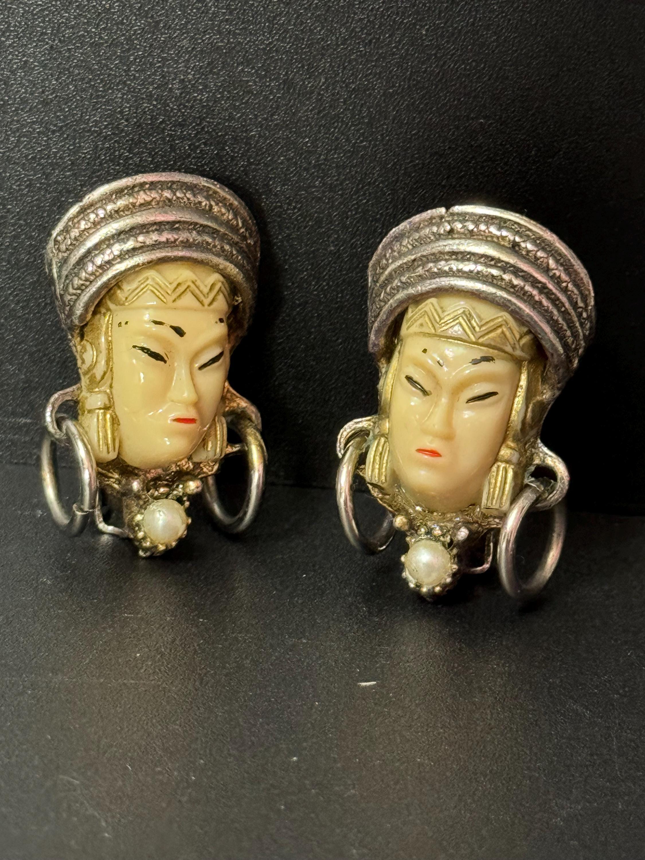 Vintage selro selini black Asian princess moulded glass oriental clip on earrings silver tone