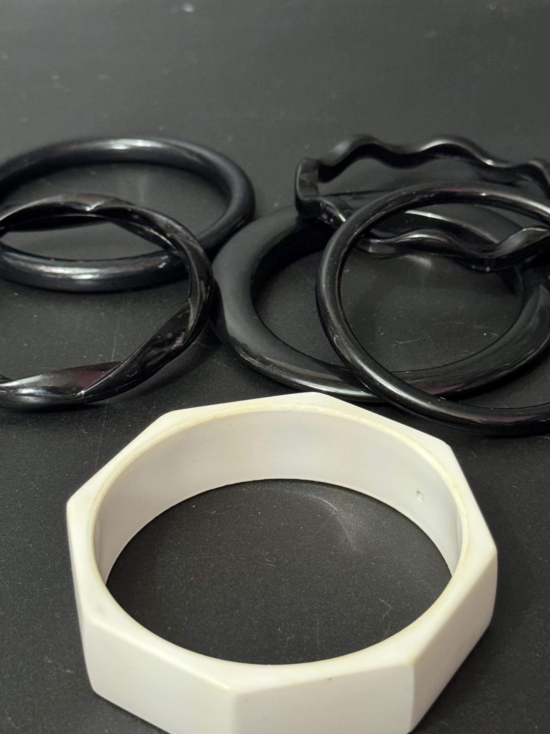 Vintage stack of black and white Chunky stylish plastic bangles retro acrylic bracelets