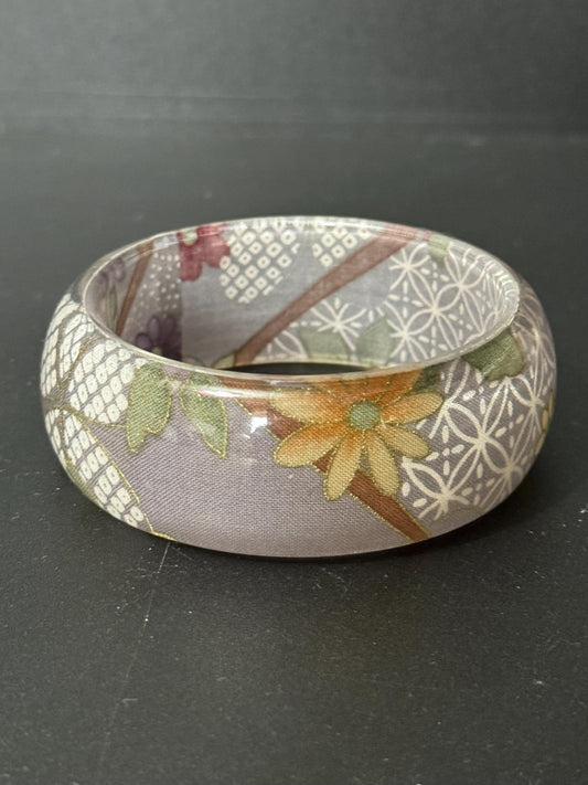 Pretty gold white purple floral flowers Perspex plastic resin wide cuff bangle bracelet stacking layering 65mm dia.