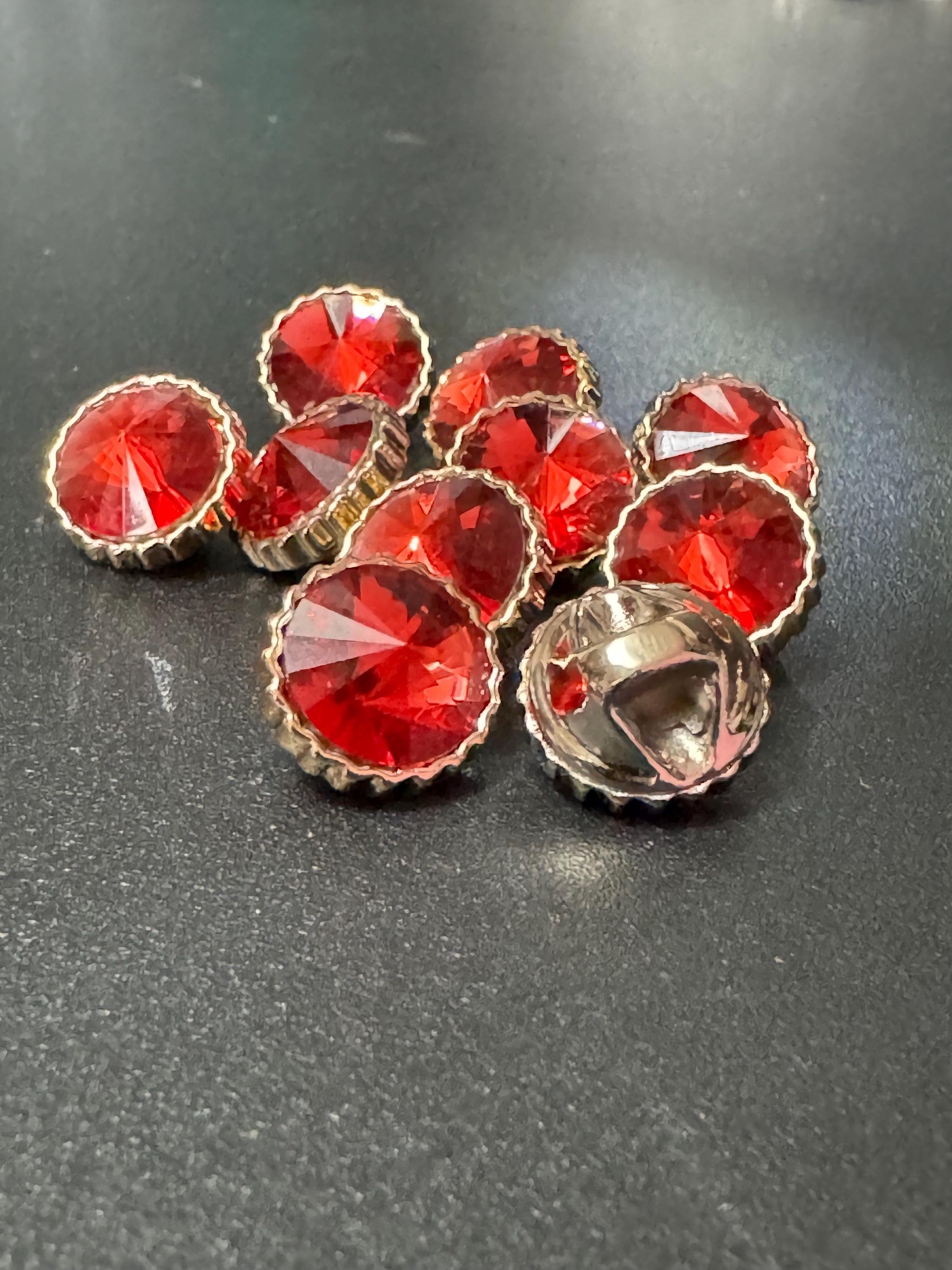 Pack 10 12mm RUBY RED Rivoli diamond acrylic Crystal plastic buttons gold tone