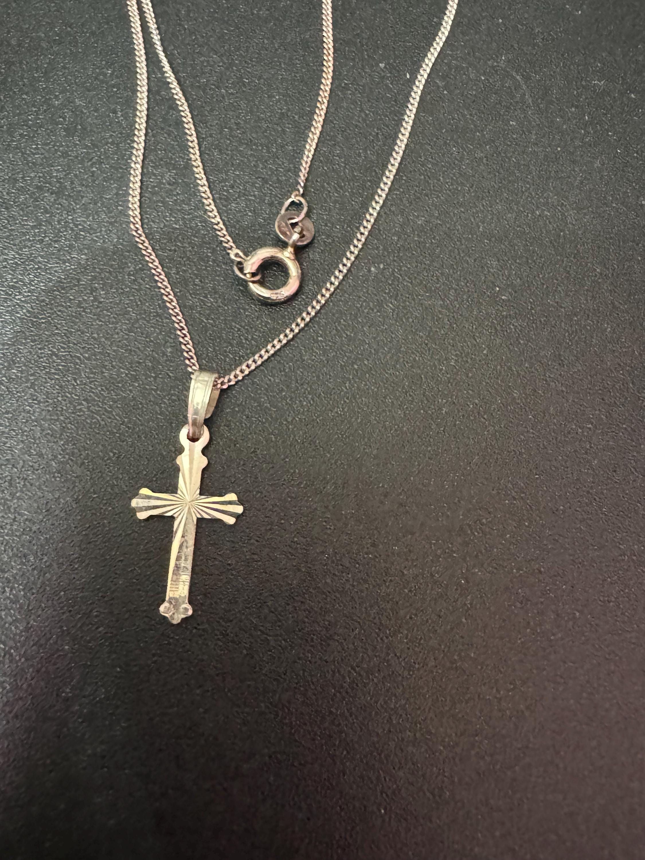 Dainty 925 Sterling silver diamond cut religious 2cm cross pendant necklace on a 41cm fine chain