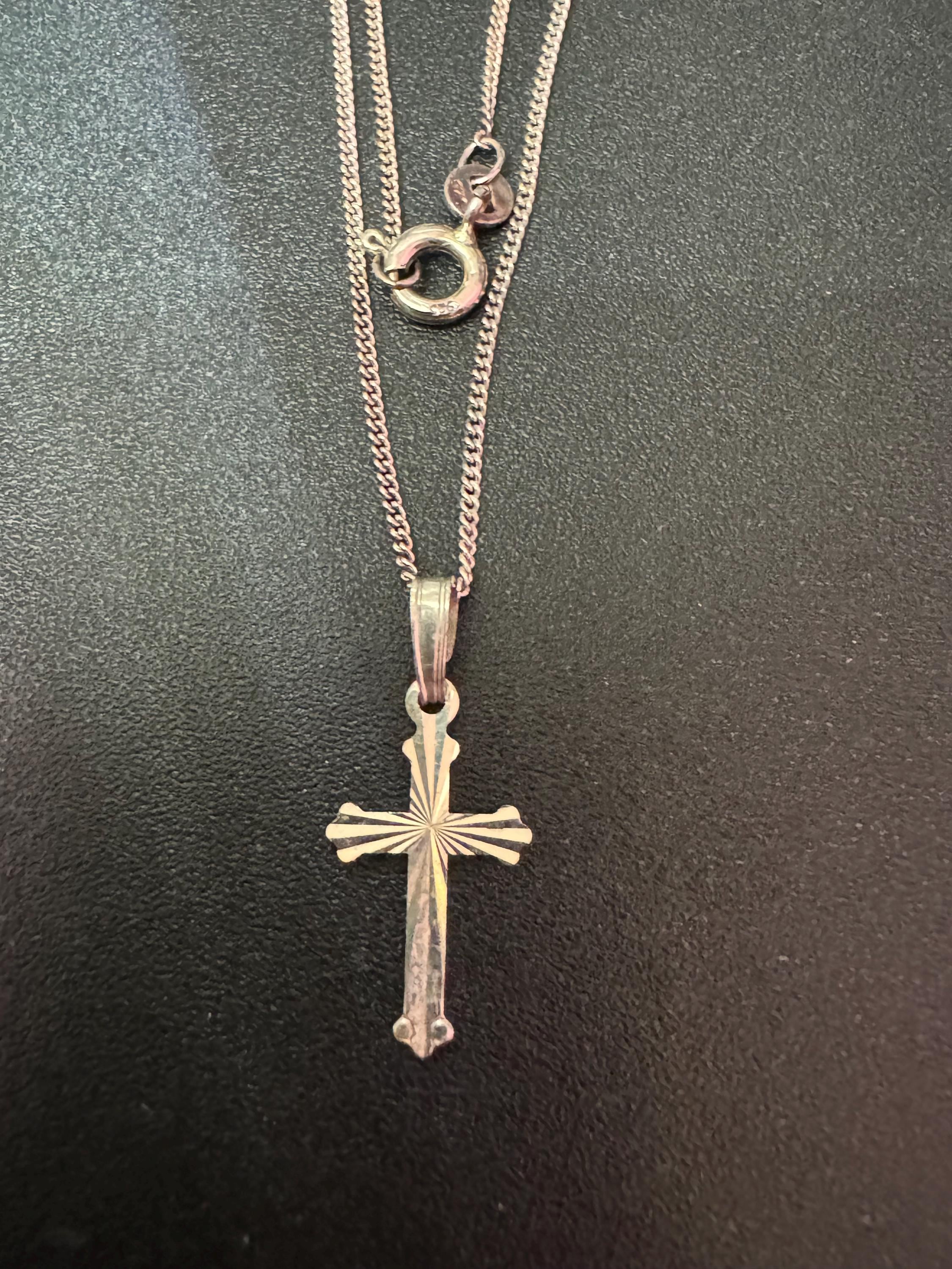 Dainty 925 Sterling silver diamond cut religious 2cm cross pendant necklace on a 41cm fine chain