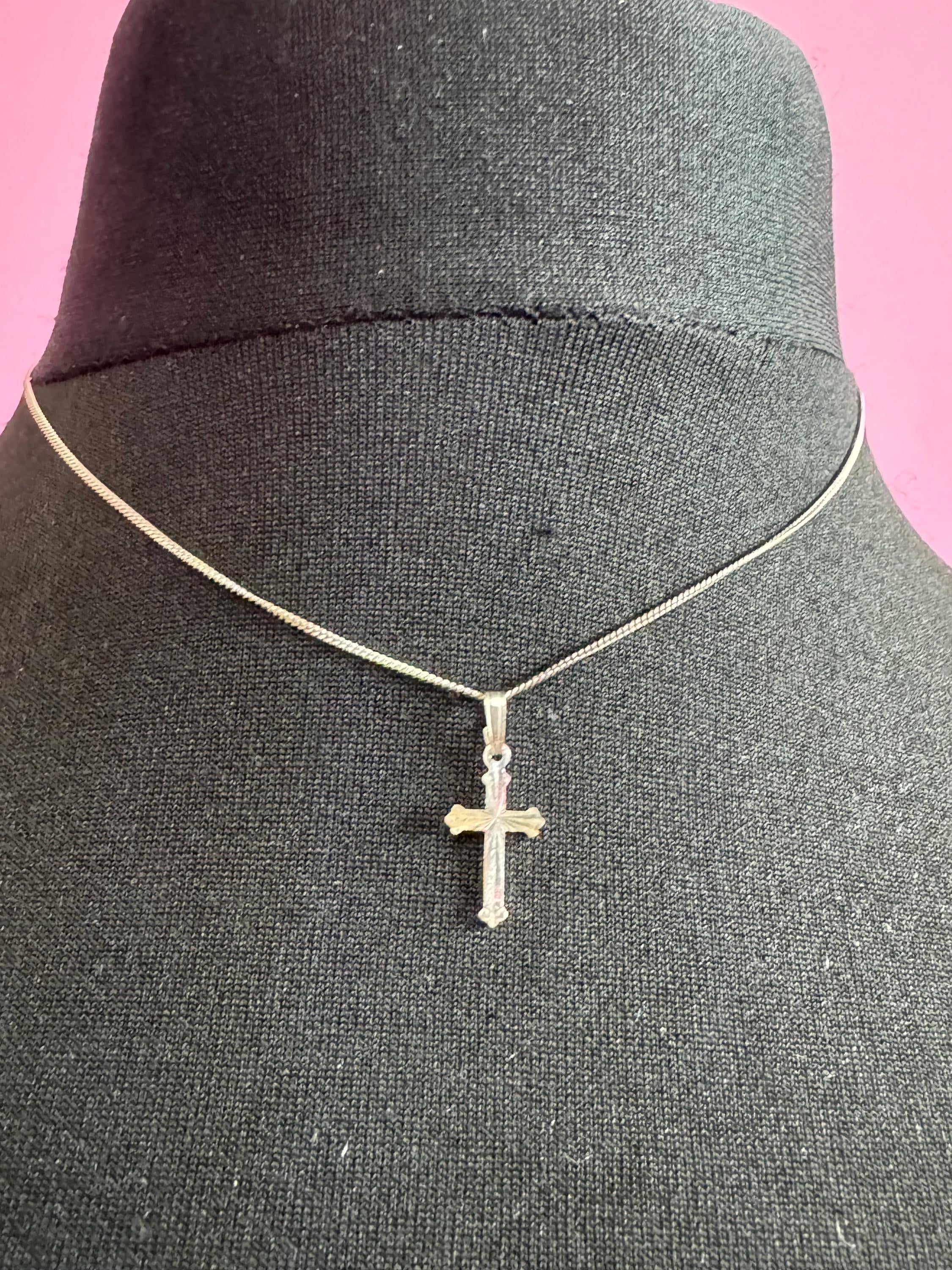 Dainty 925 Sterling silver diamond cut religious 2cm cross pendant necklace on a 41cm fine chain