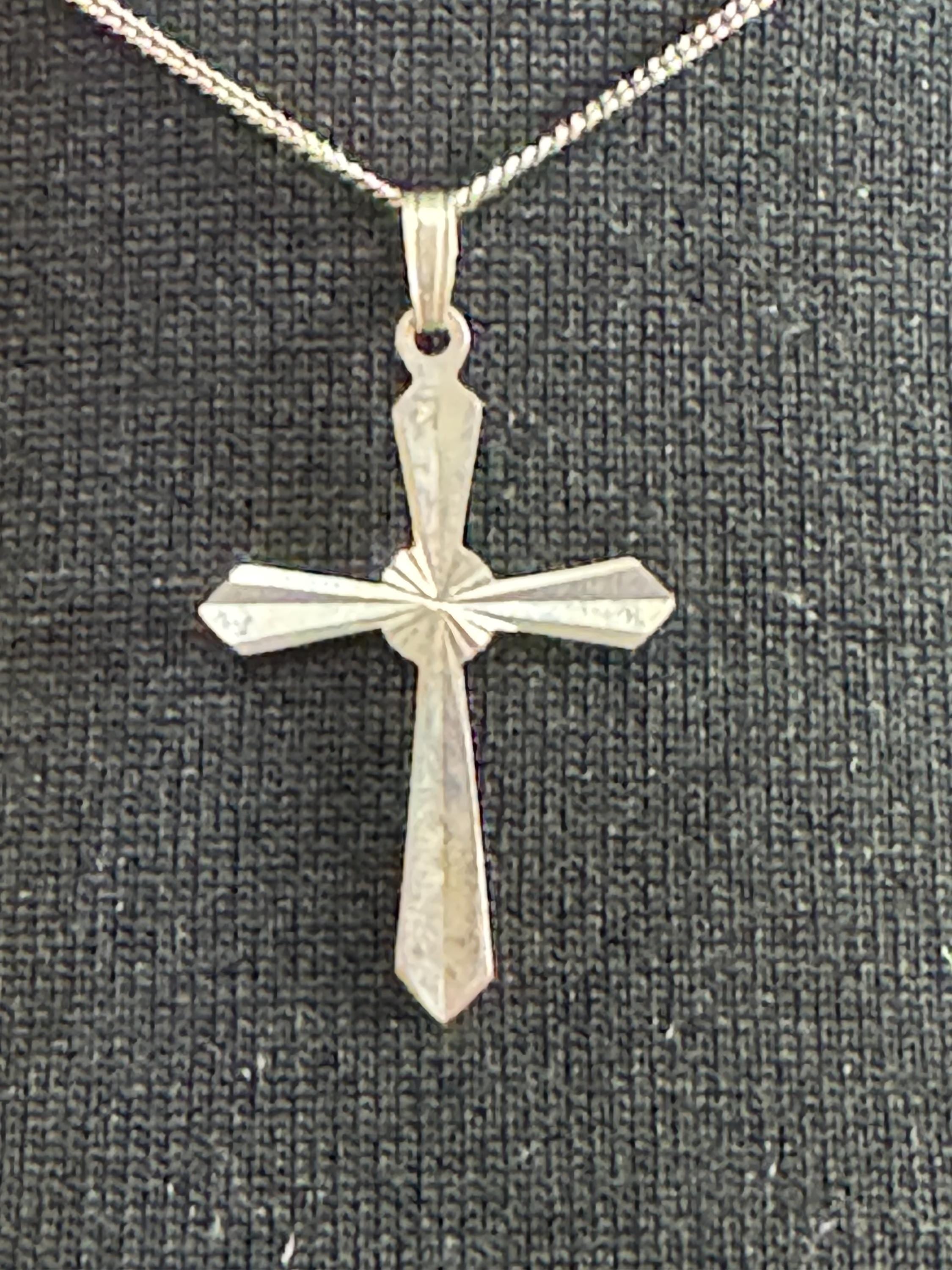 Dainty 925 Sterling silver diamond cut religious 3.5cm cross pendant necklace on a 41cm fine chain