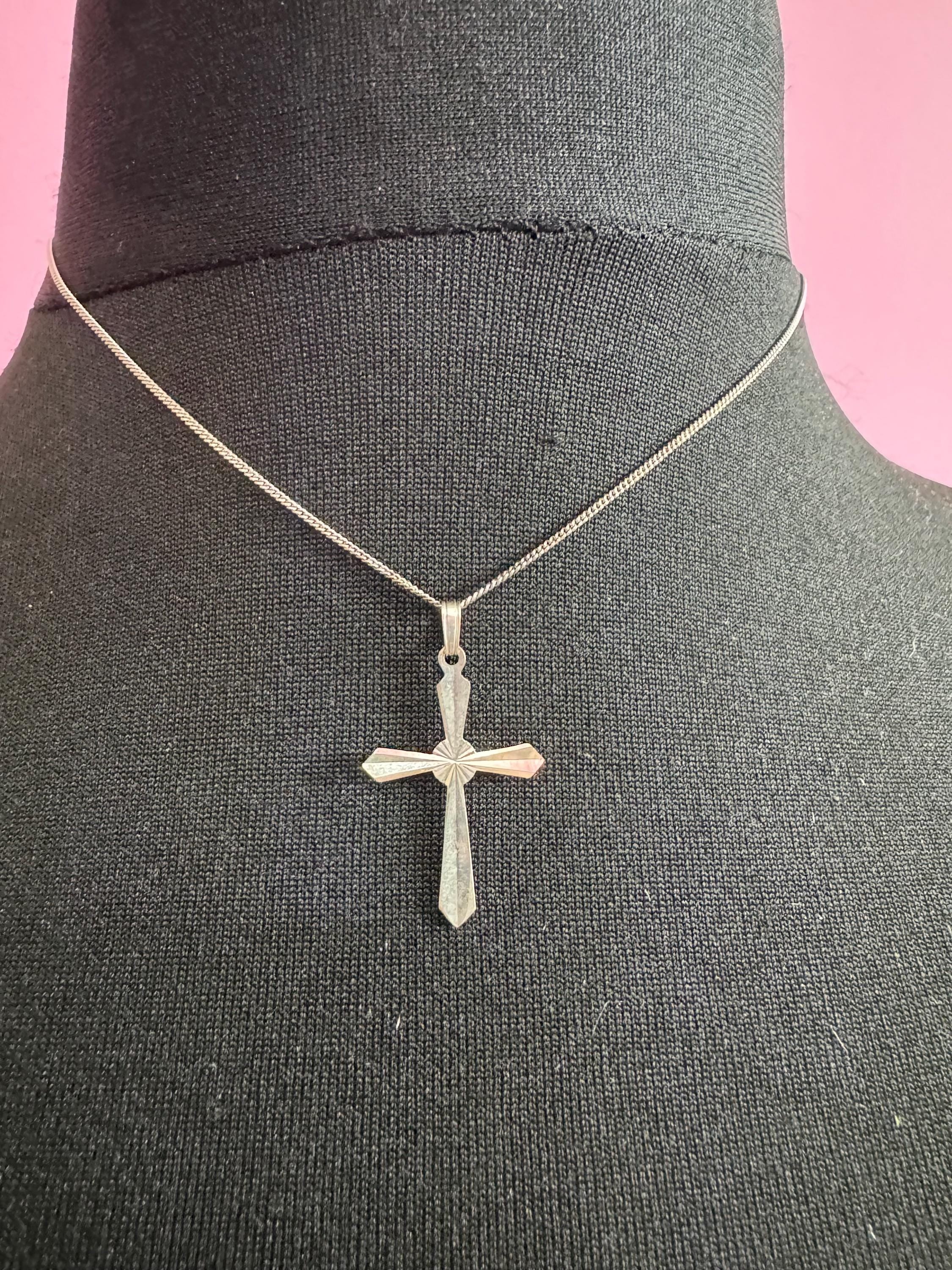 Dainty 925 Sterling silver diamond cut religious 3.5cm cross pendant necklace on a 41cm fine chain