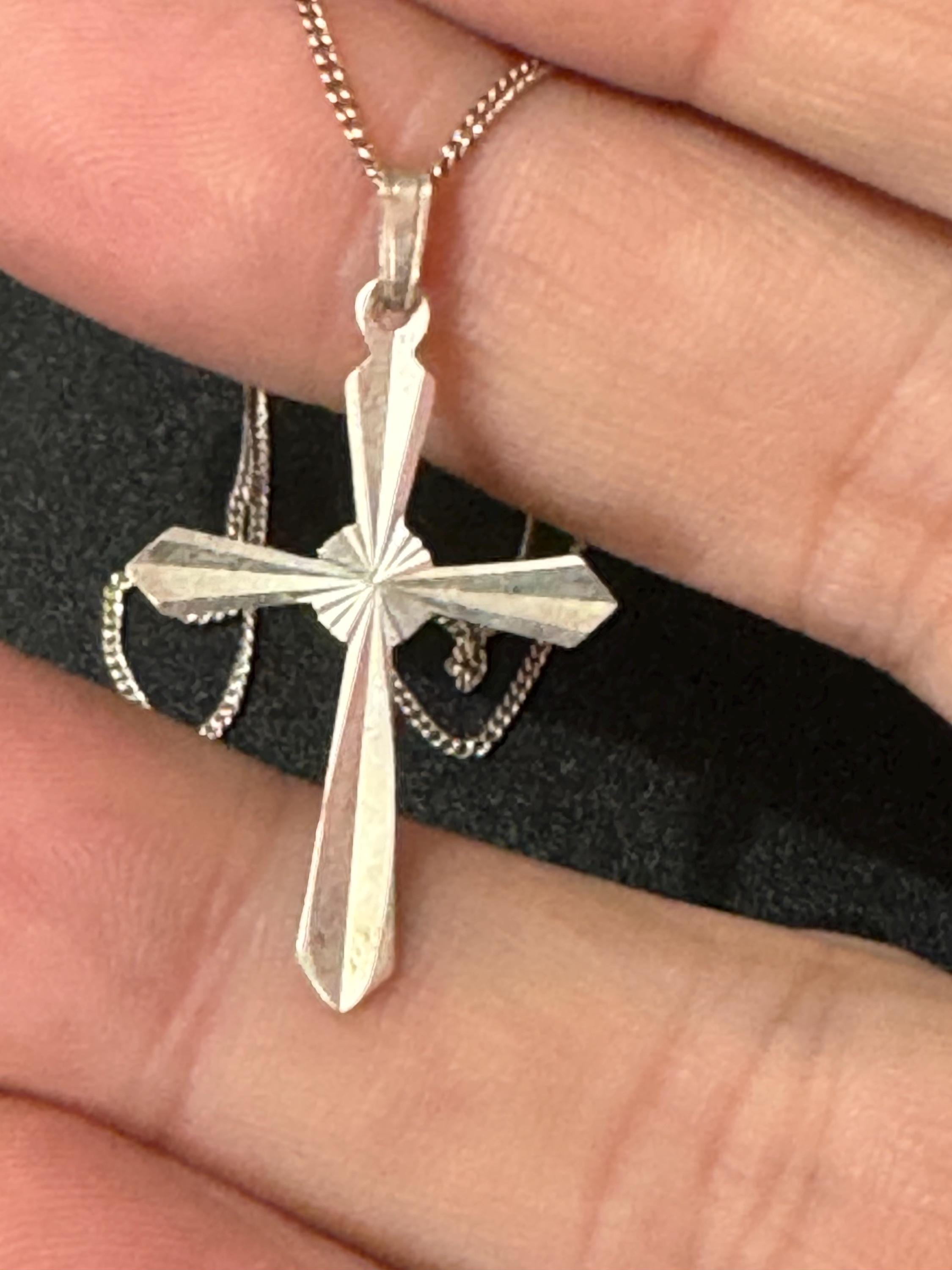 Dainty 925 Sterling silver diamond cut religious 3.5cm cross pendant necklace on a 41cm fine chain