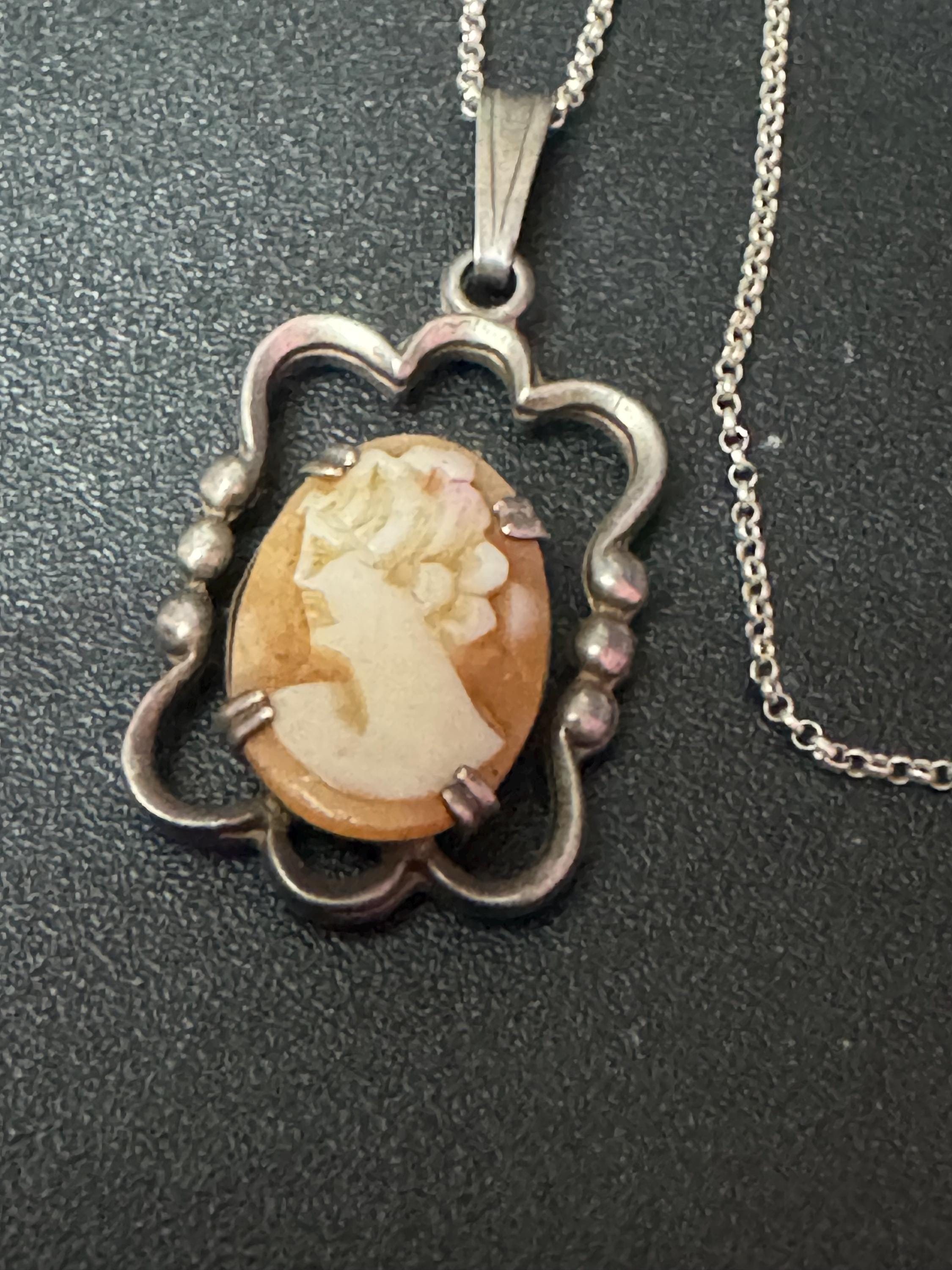 Vintage Small 925 sterling silver Carved shell cameo pendant on dainty necklace Italian chain