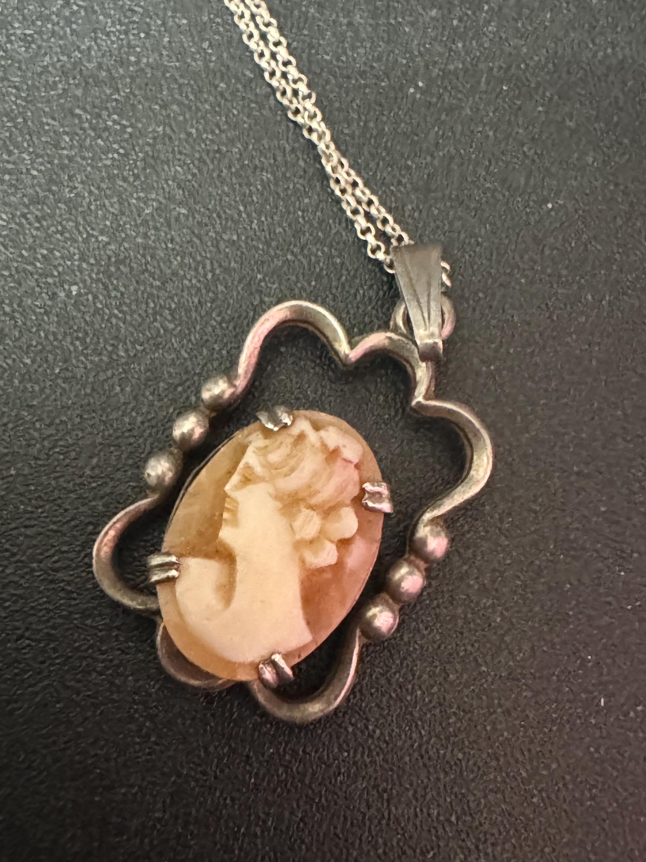 Vintage Small 925 sterling silver Carved shell cameo pendant on dainty necklace Italian chain