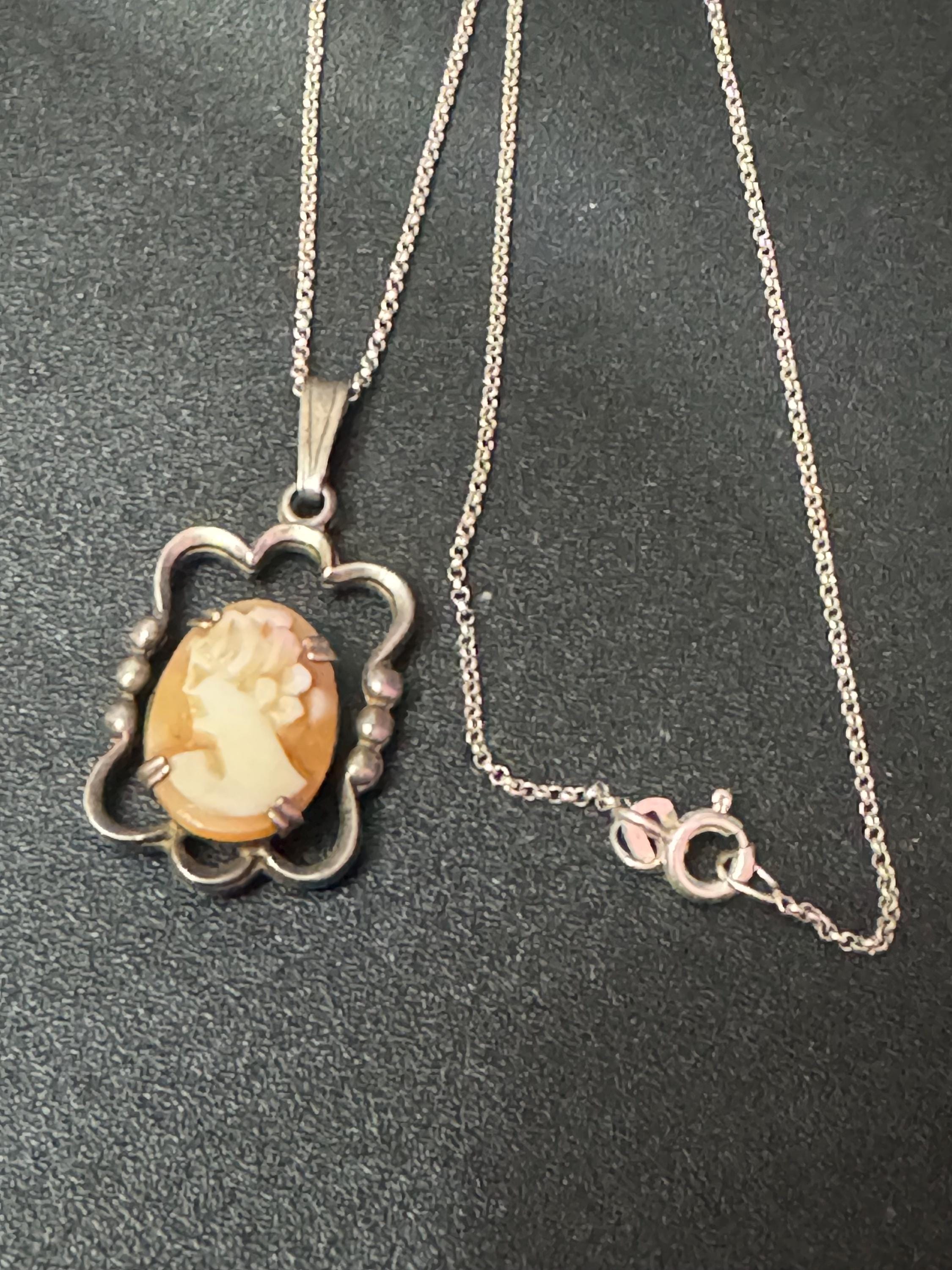 Vintage Small 925 sterling silver Carved shell cameo pendant on dainty necklace Italian chain