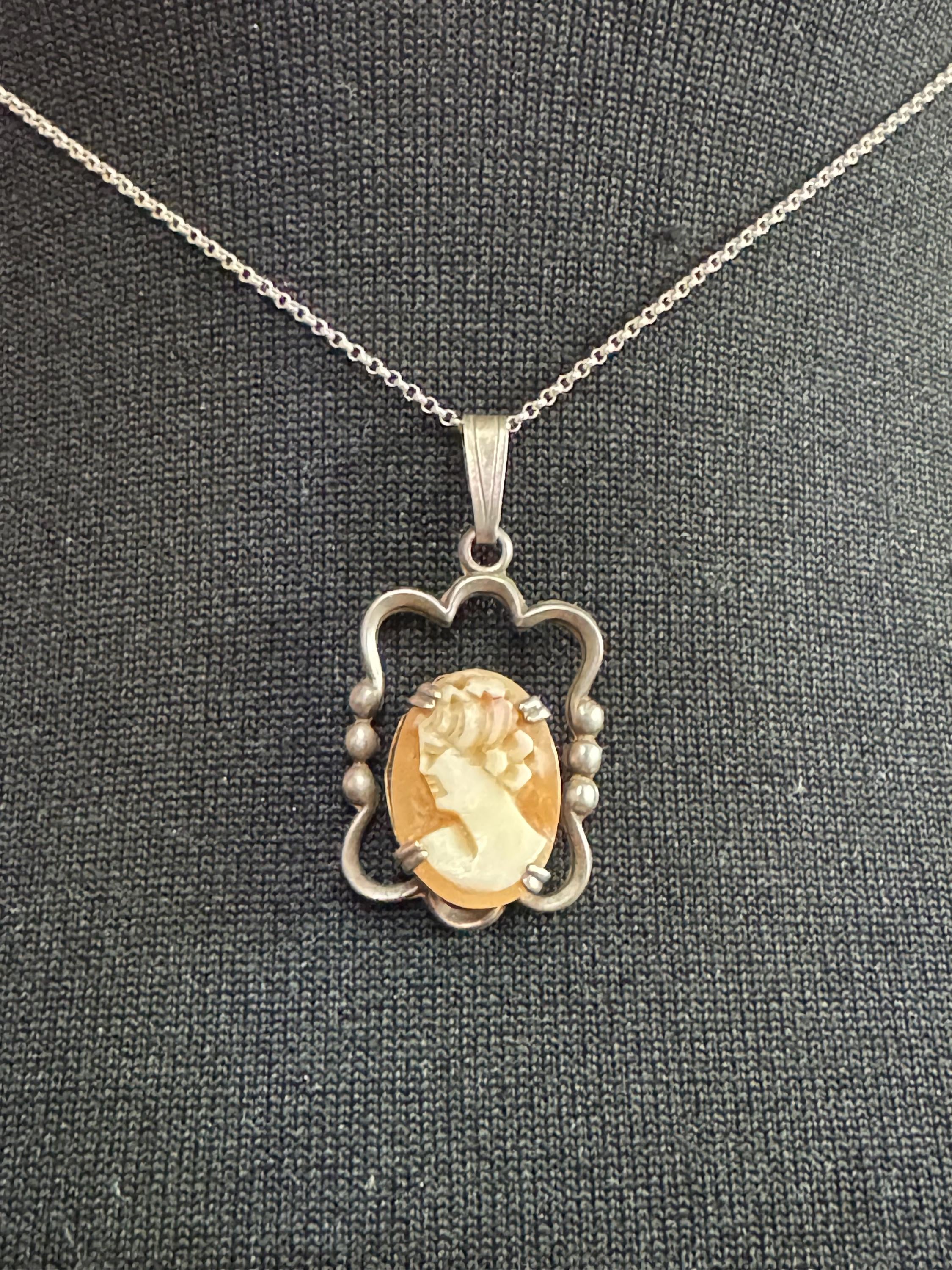 Vintage Small 925 sterling silver Carved shell cameo pendant on dainty necklace Italian chain