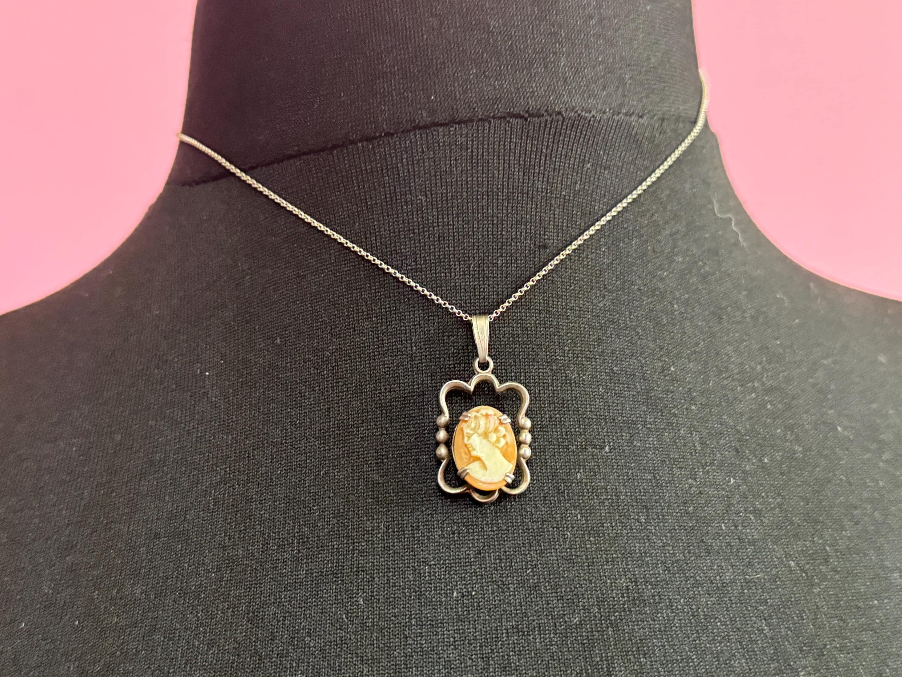 Vintage Small 925 sterling silver Carved shell cameo pendant on dainty necklace Italian chain