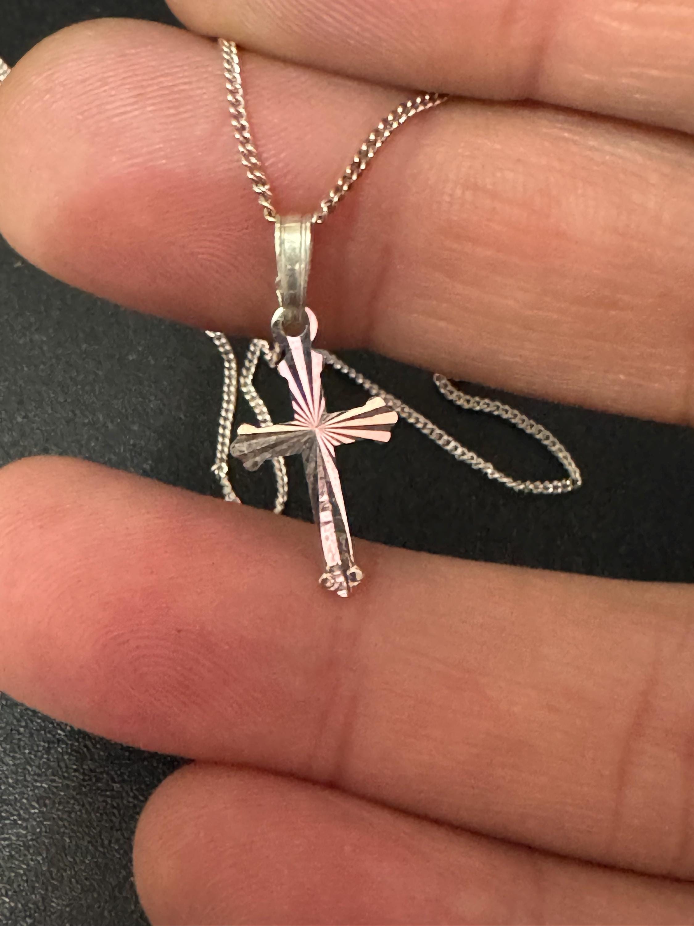 Dainty 925 Sterling silver diamond cut religious 2cm cross pendant necklace on a 41cm fine chain