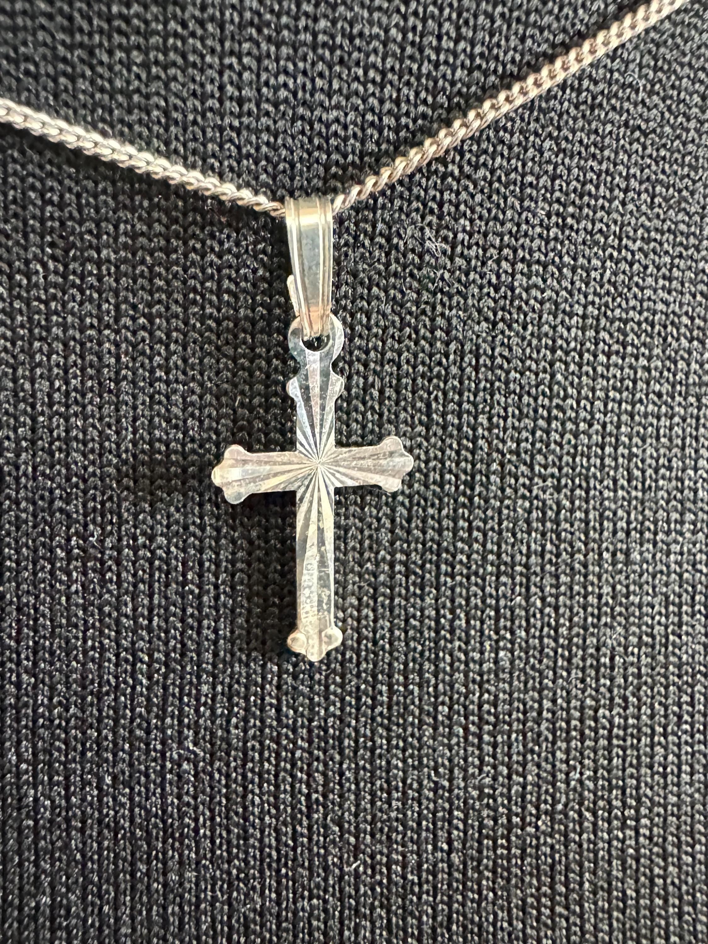 Dainty 925 Sterling silver diamond cut religious 2cm cross pendant necklace on a 41cm fine chain