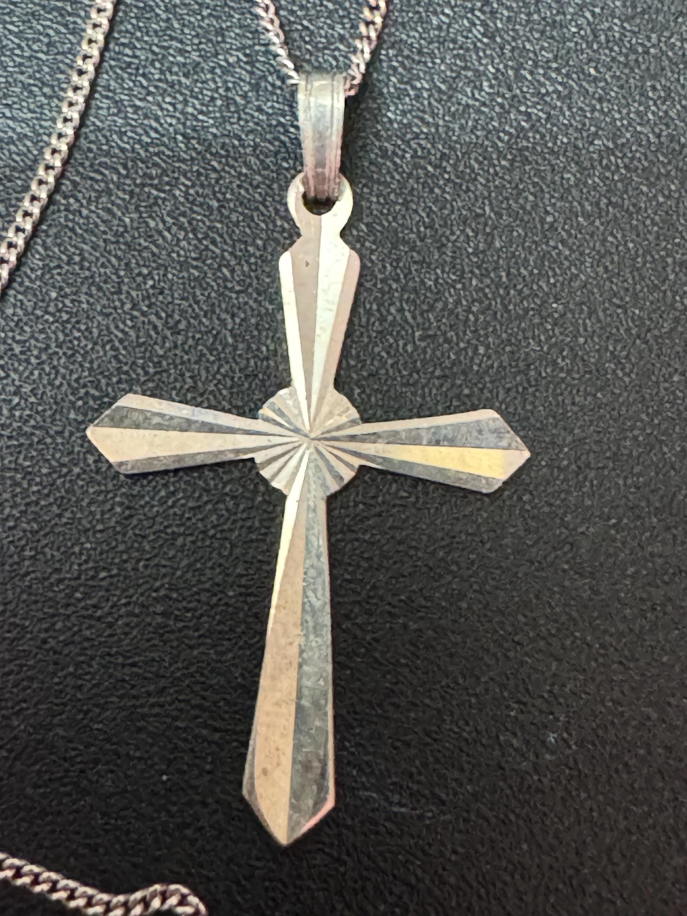 Dainty 925 Sterling silver diamond cut religious 3.5cm cross pendant necklace on a 41cm fine chain