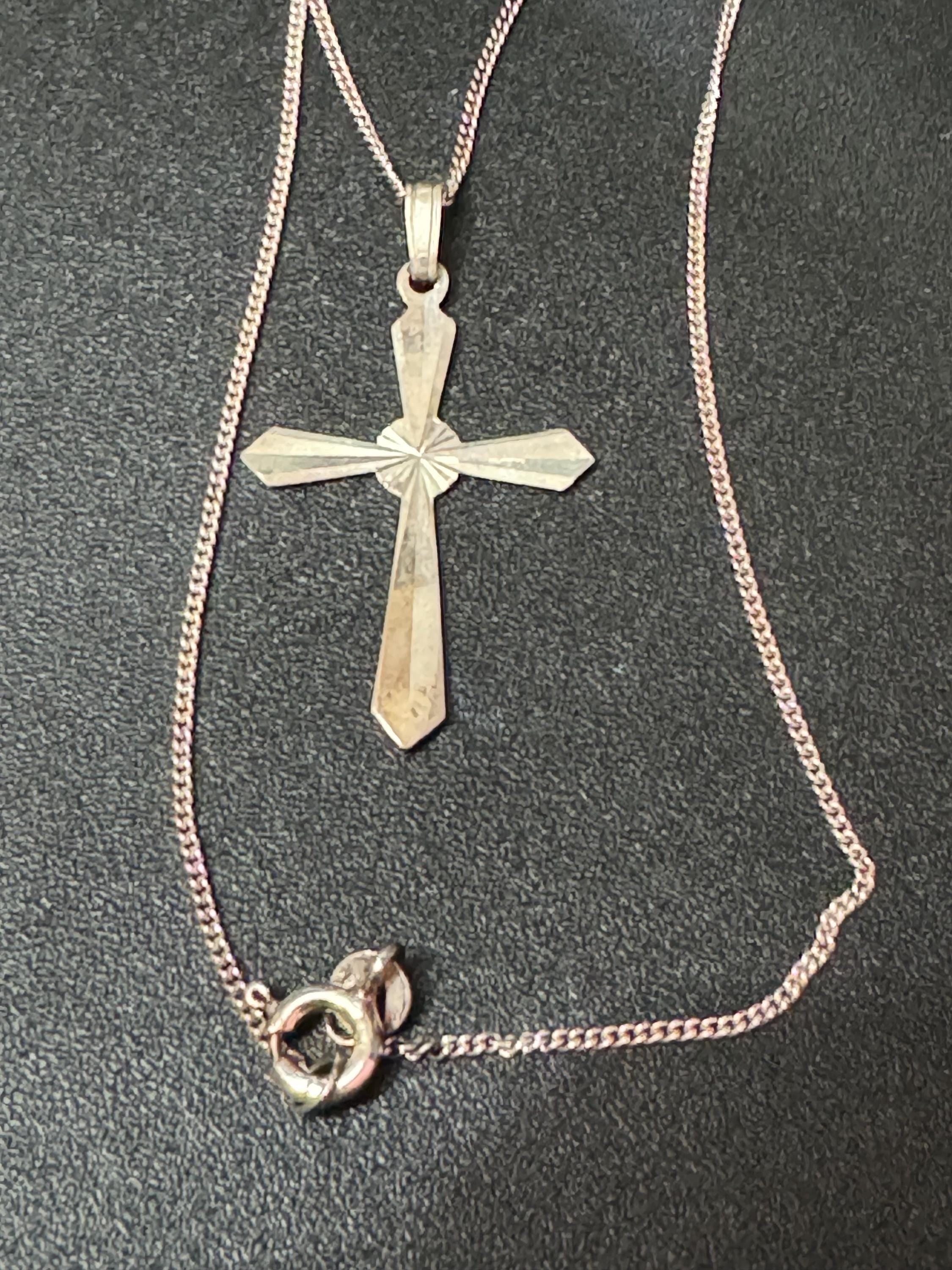 Dainty 925 Sterling silver diamond cut religious 3.5cm cross pendant necklace on a 41cm fine chain