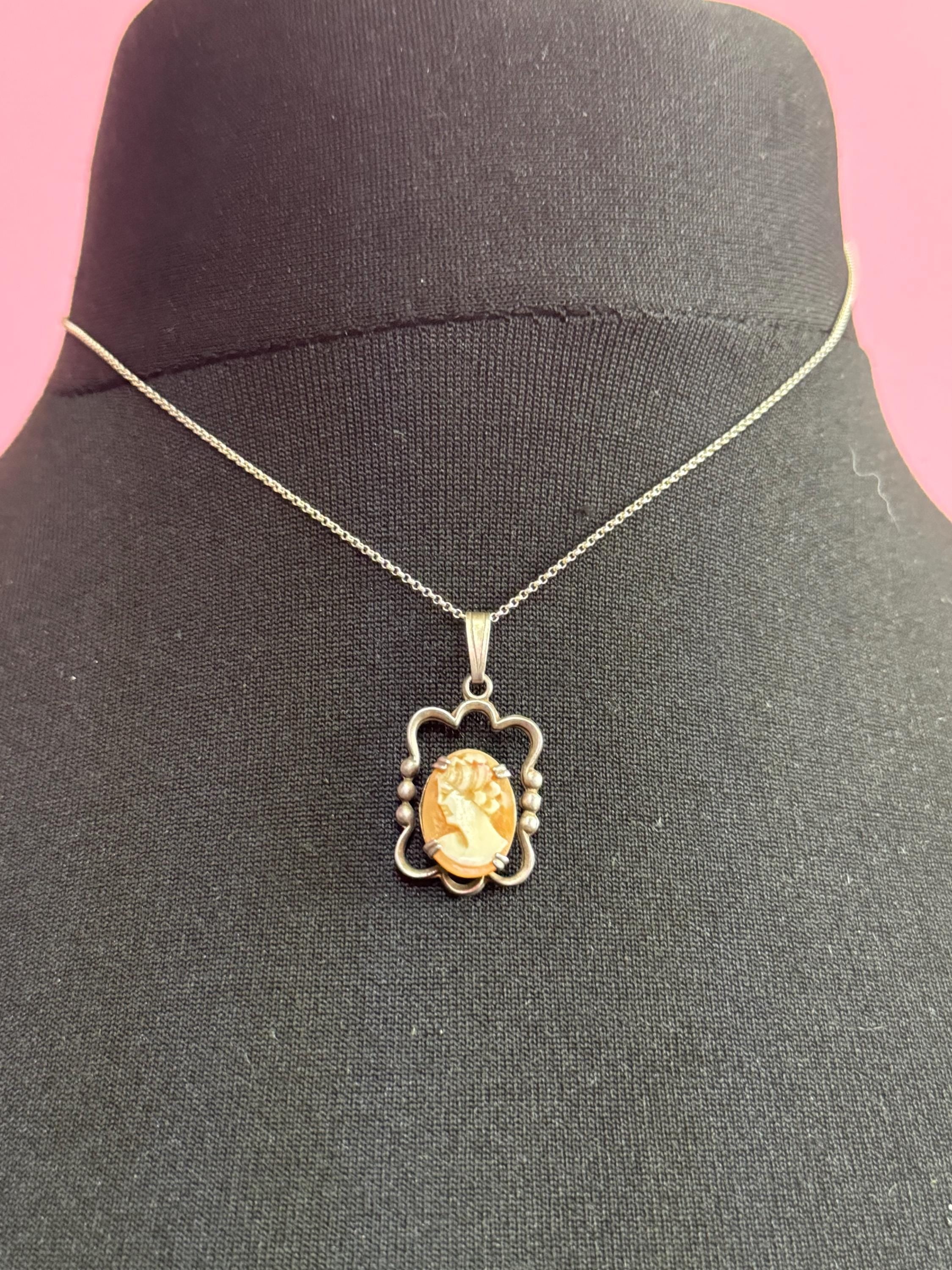 Vintage Small 925 sterling silver Carved shell cameo pendant on dainty necklace Italian chain