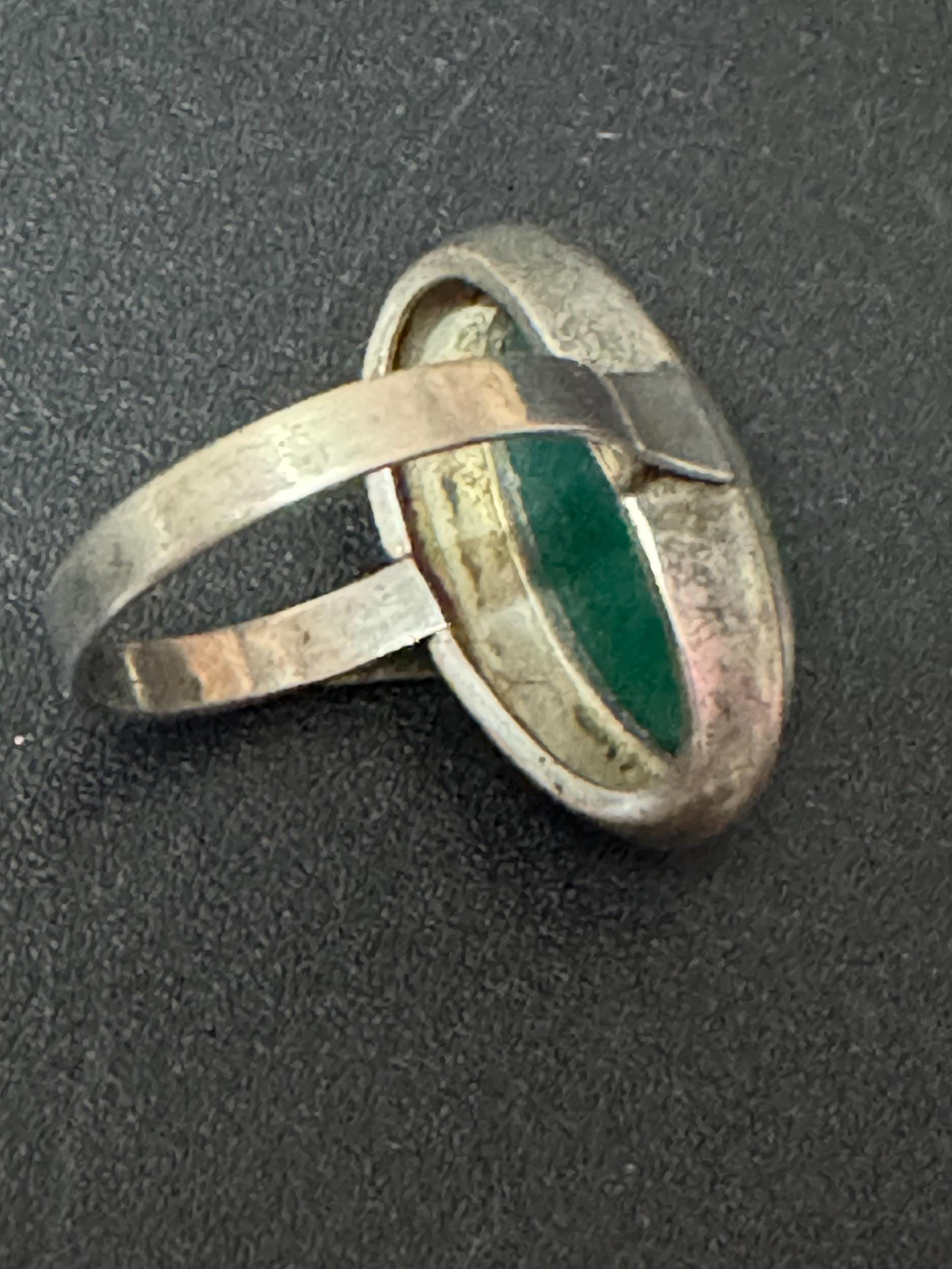 Uk Size O brutalist 925 Sterling silver ring with green gemstone