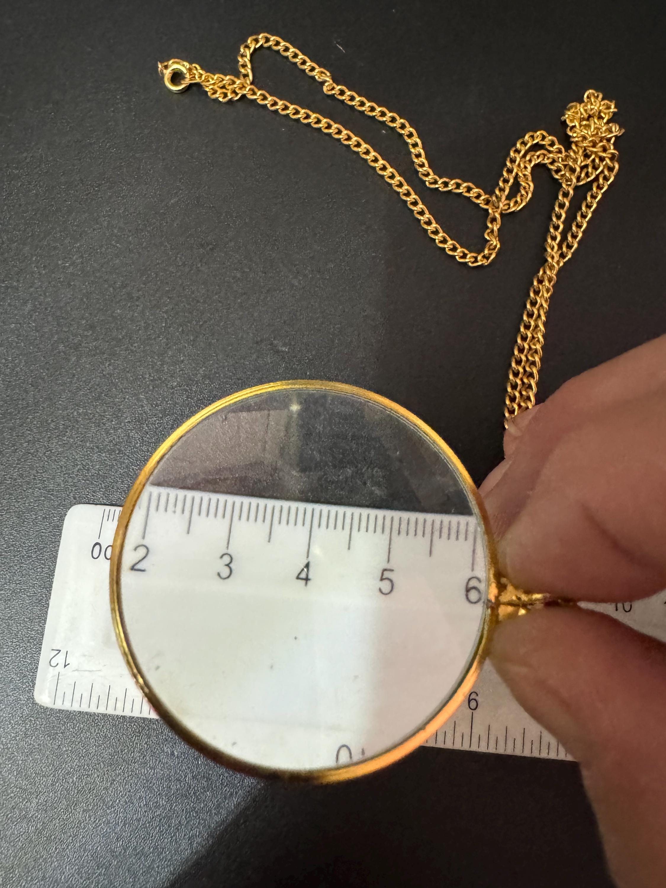 Vintage gold tone 4cm round eye glass glasses magnifier pendant necklace jewellers loupe