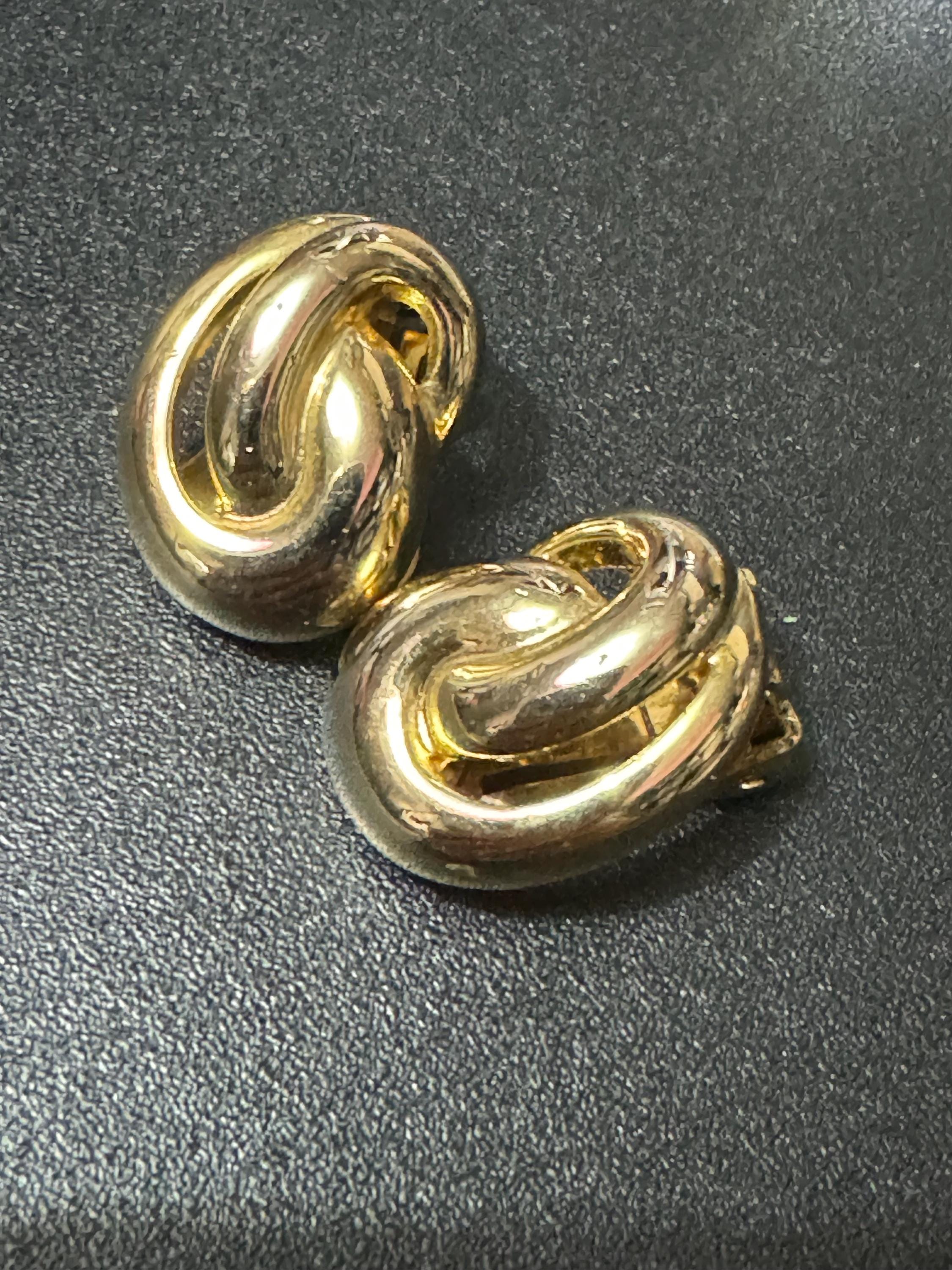 Small Signed SOLIEL Vintage 1980s gold tone clip on modernist knot earrings